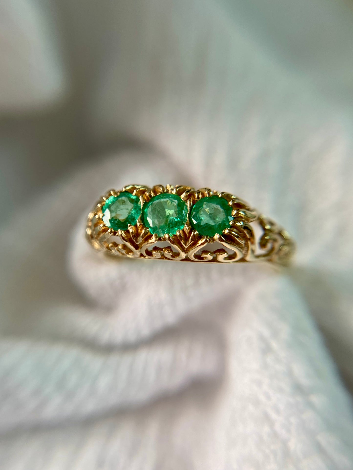 Preloved 9ct Gold Emerald Trilogy Ring