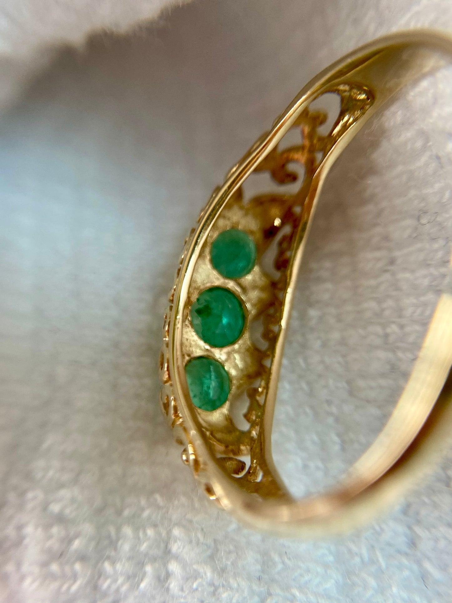 Preloved 9ct Gold Emerald Trilogy Ring