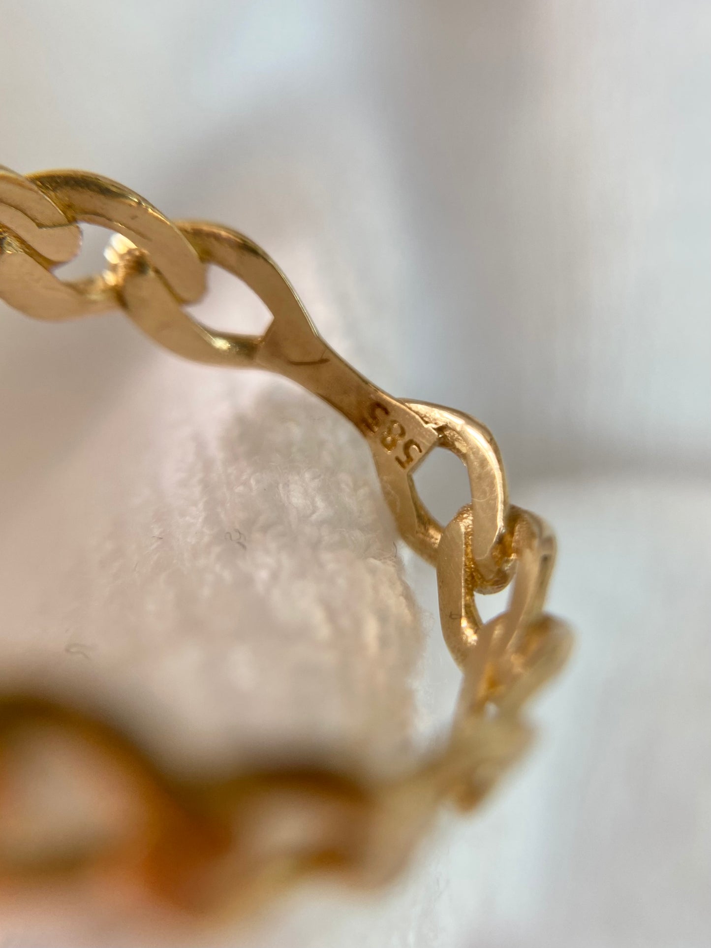 Preloved 14ct Gold Chain Ring with Padlock