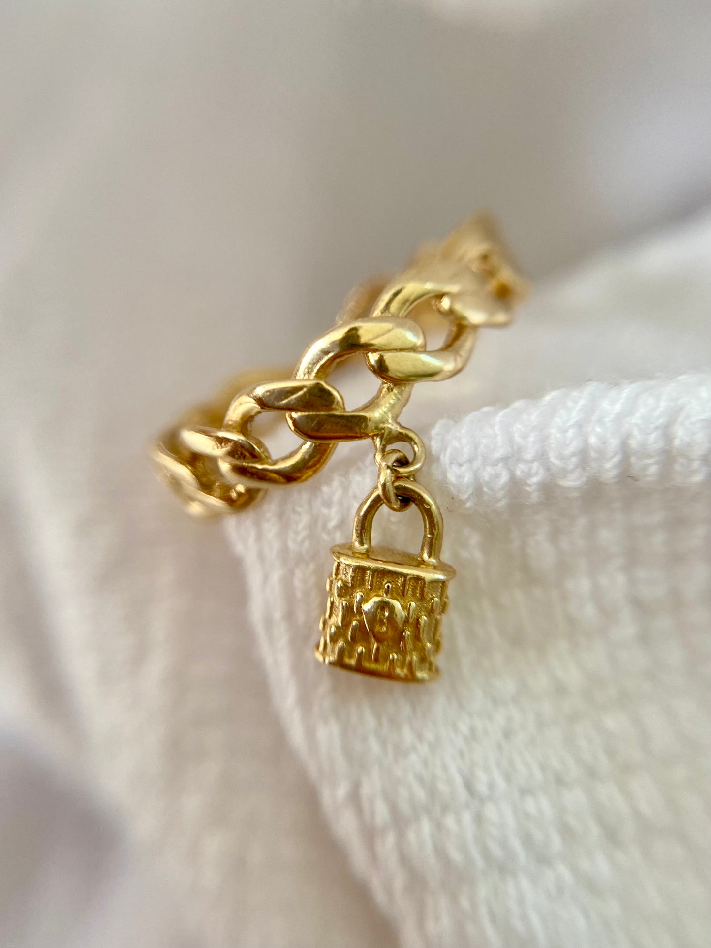 Preloved 14ct Gold Chain Ring with Padlock