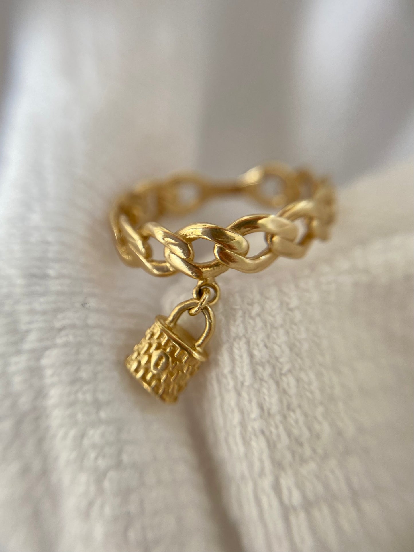 Preloved 14ct Gold Chain Ring with Padlock