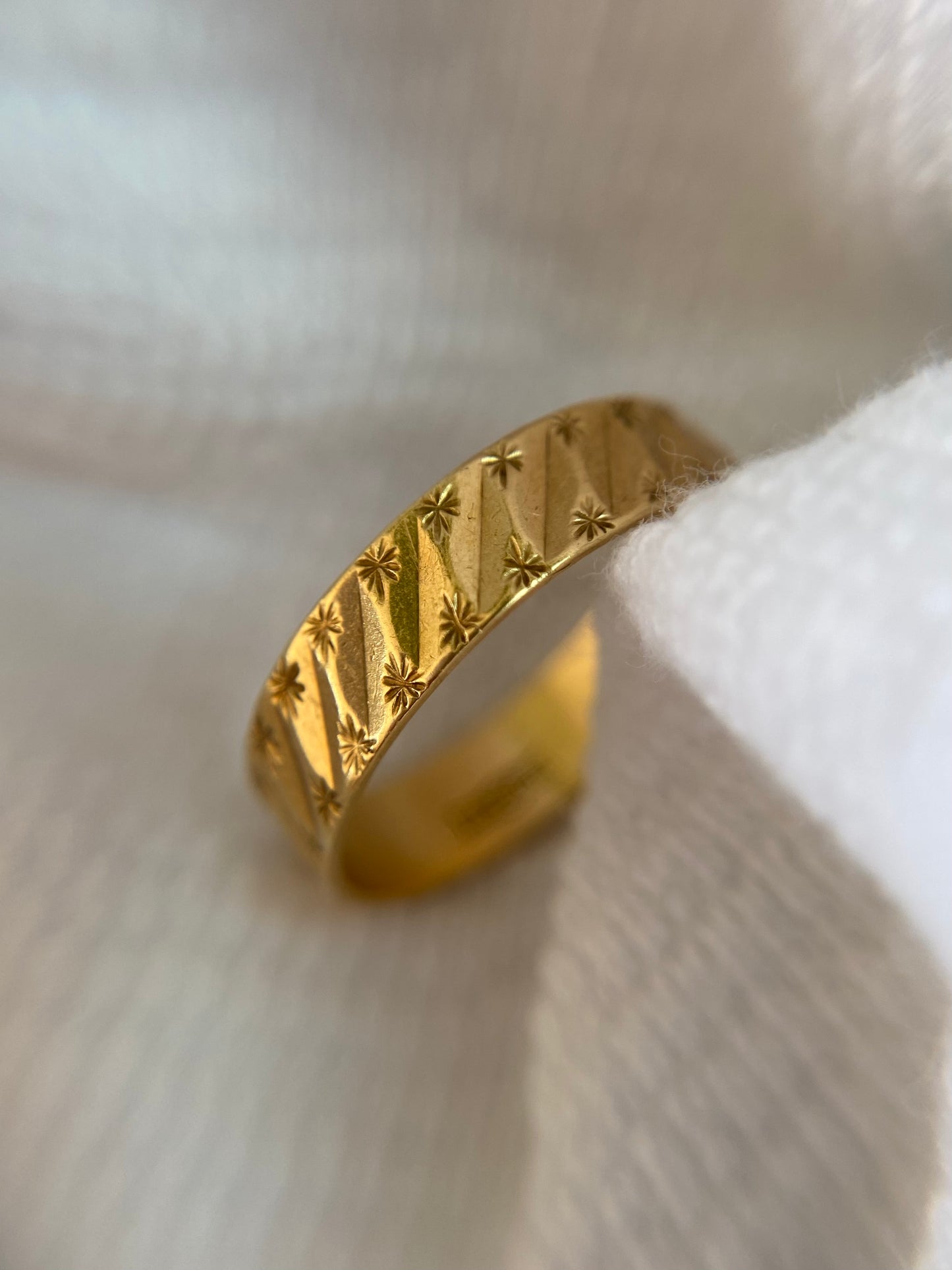 Vintage 18ct Gold Starry Band