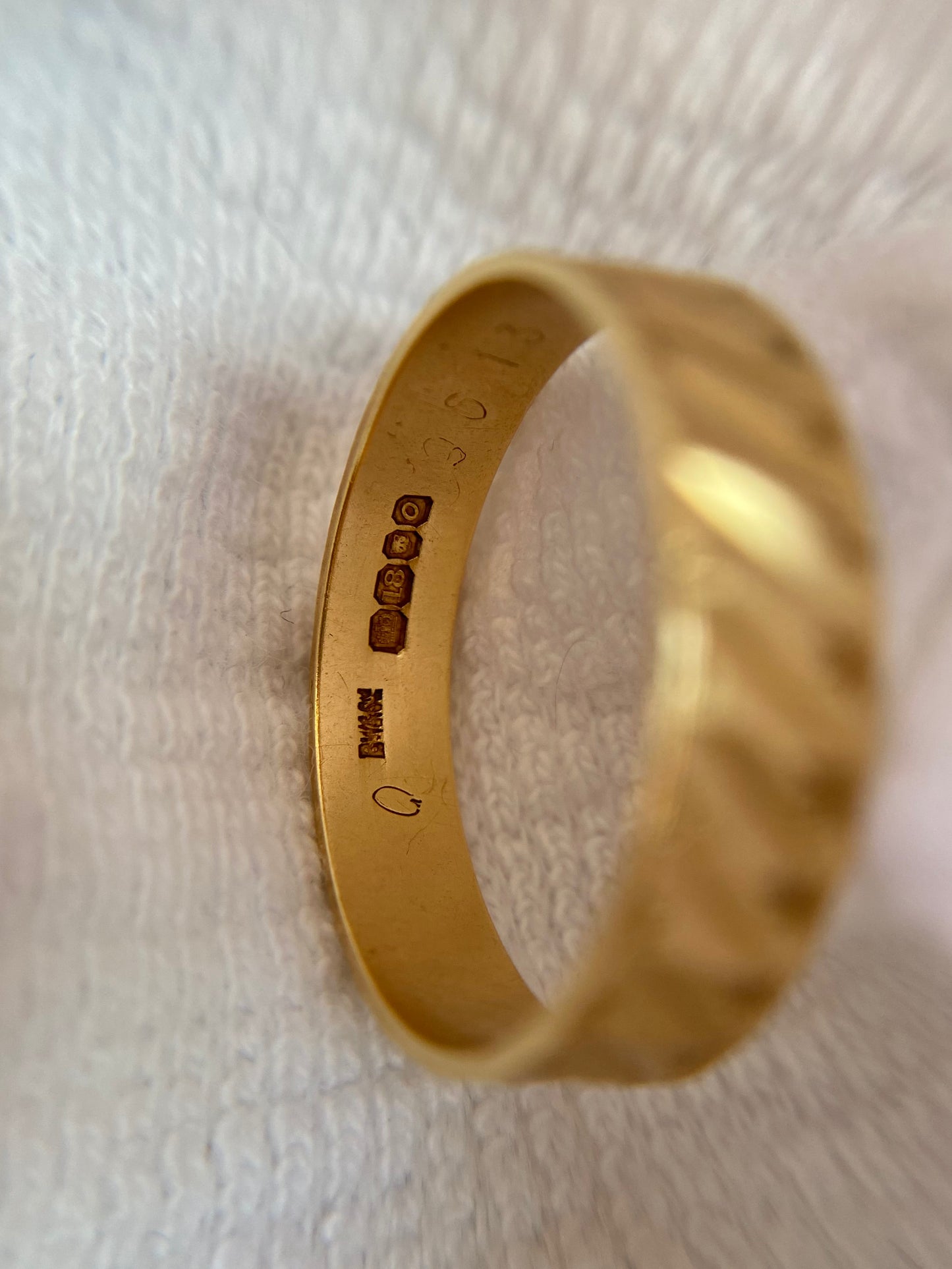 Vintage 18ct Gold Starry Band