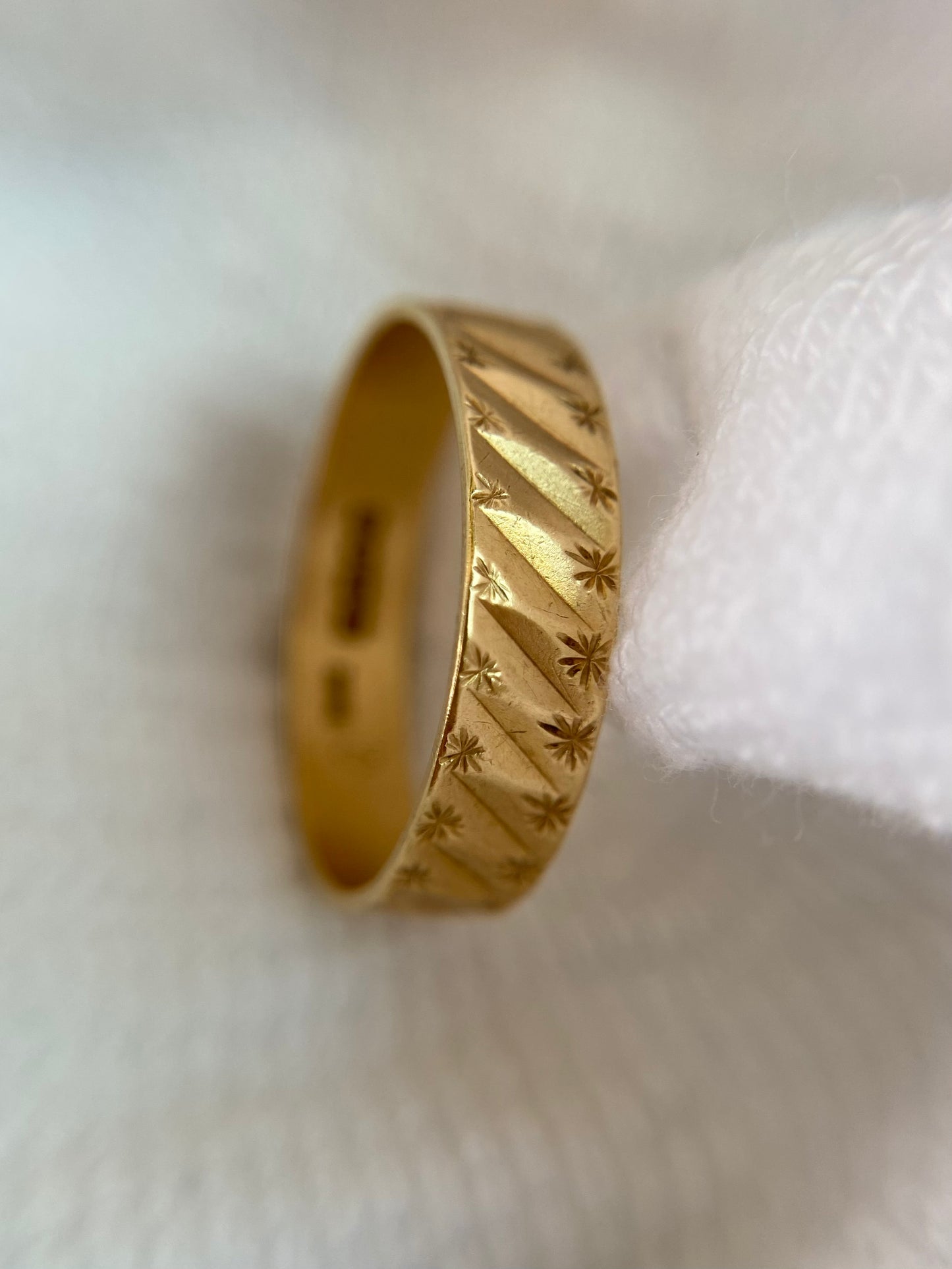 Vintage 18ct Gold Starry Band