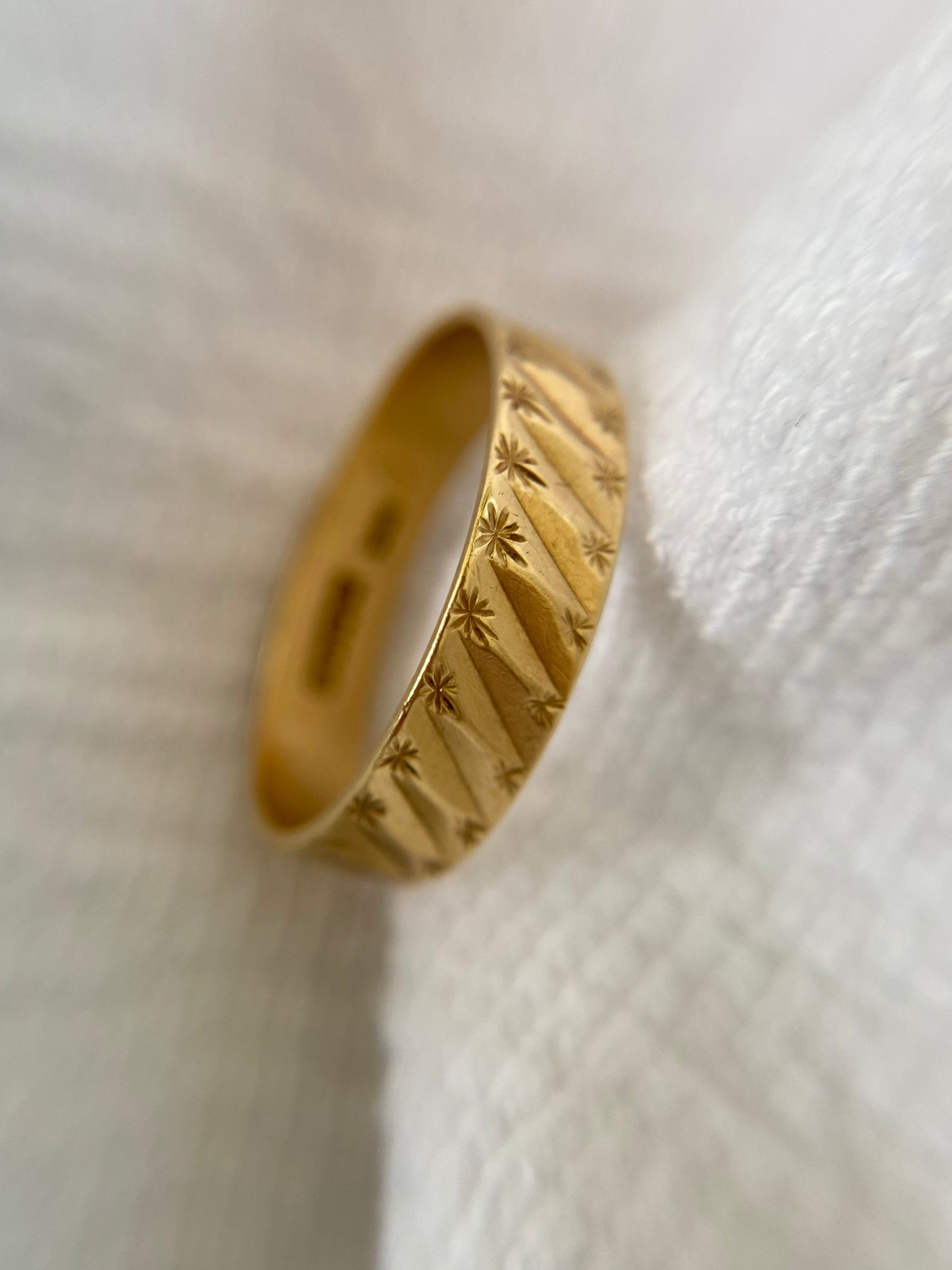 Vintage 18ct Gold Starry Band