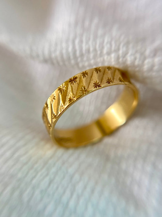 Vintage 18ct Gold Starry Band