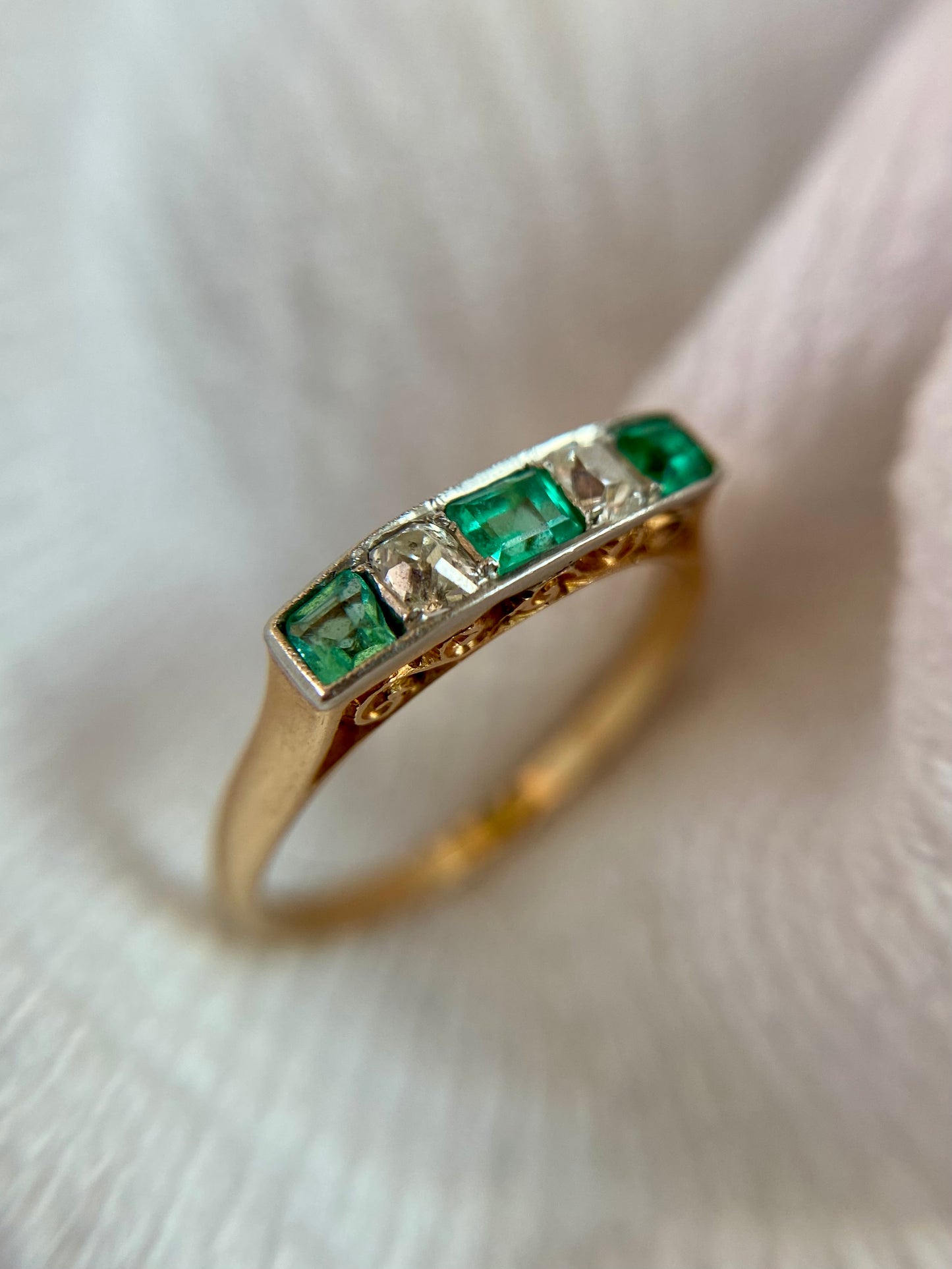 Vintage 18ct Gold Emerald & Diamond Ring