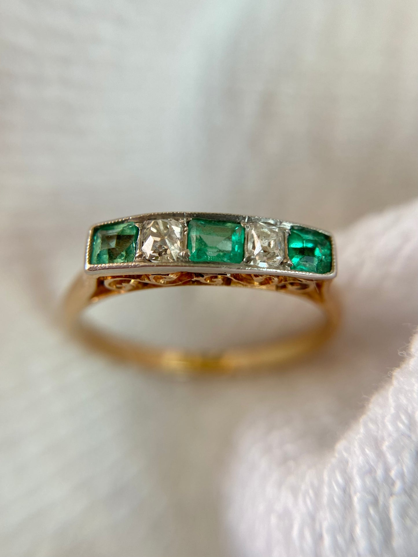 Vintage 18ct Gold Emerald & Diamond Ring