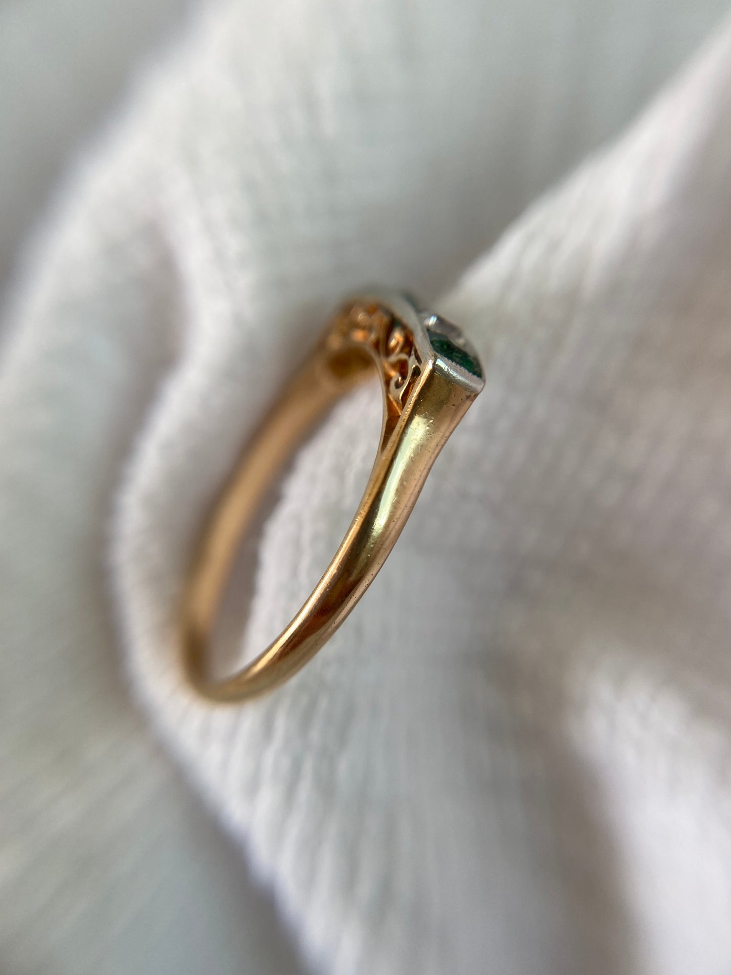 Vintage 18ct Gold Emerald & Diamond Ring