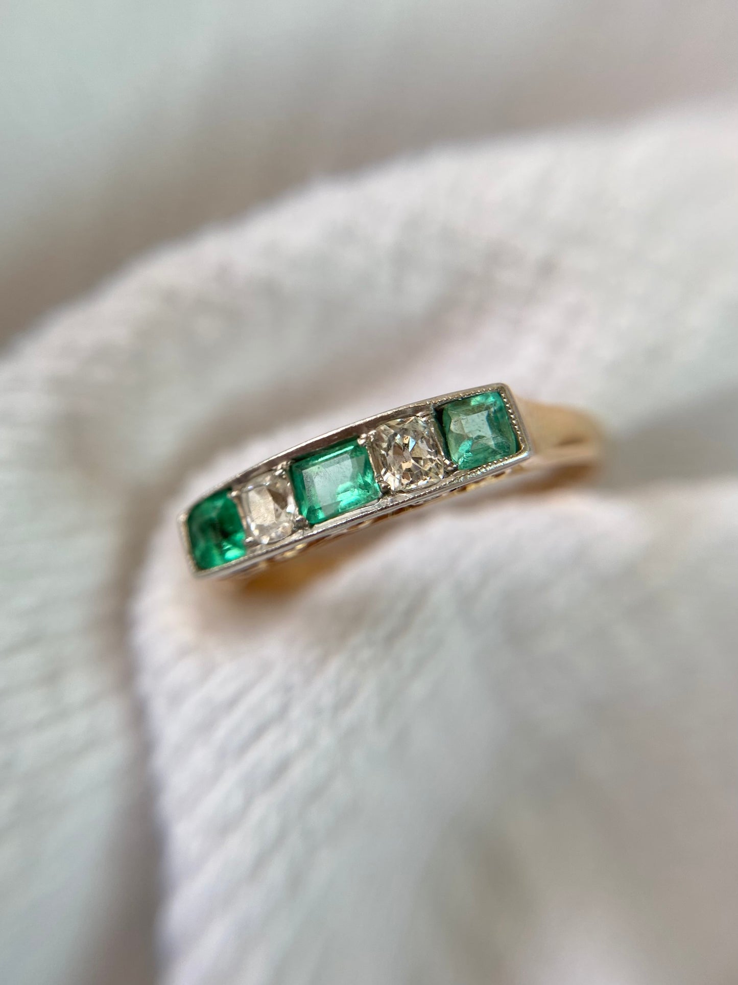 Vintage 18ct Gold Emerald & Diamond Ring