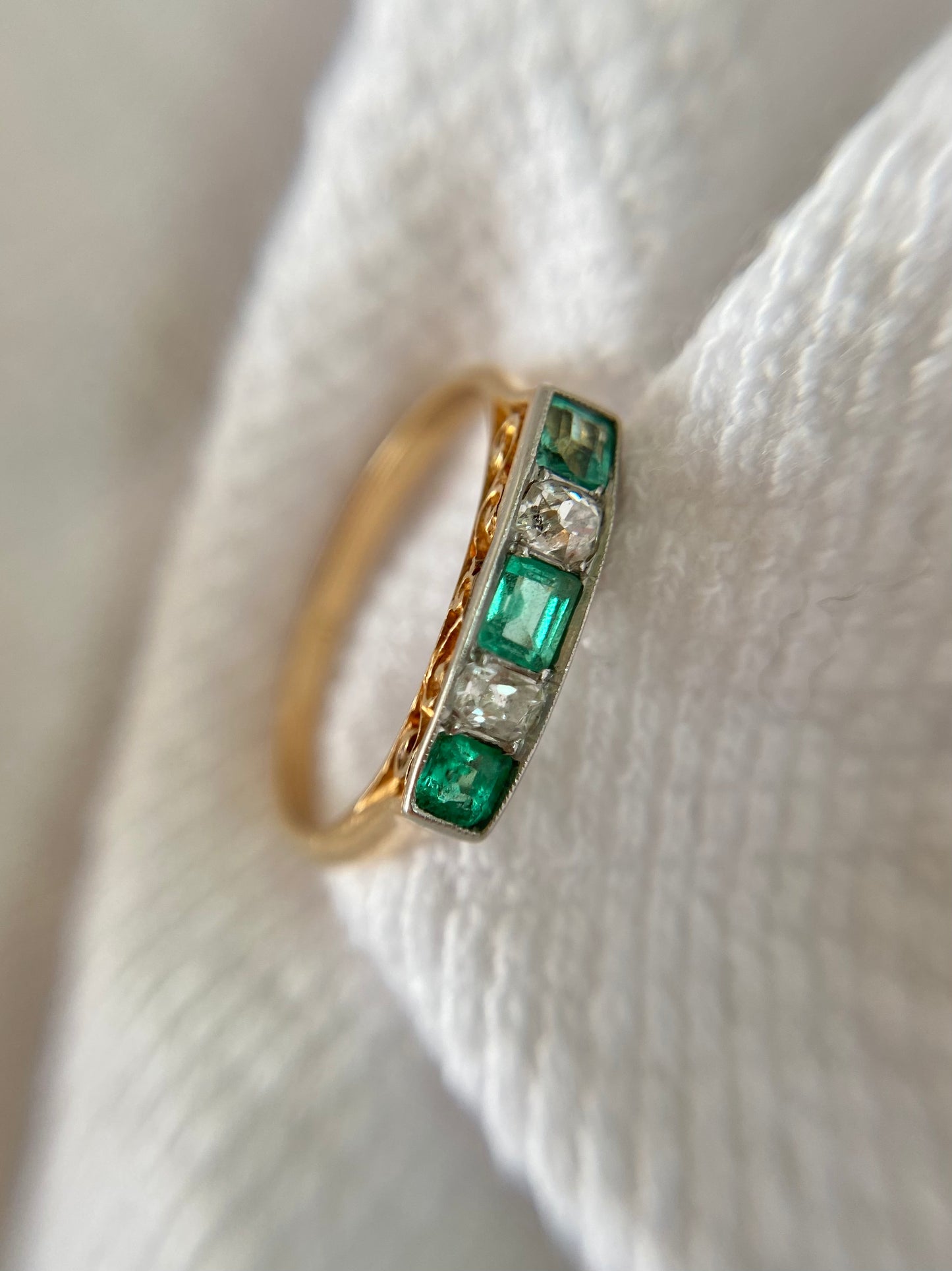 Vintage 18ct Gold Emerald & Diamond Ring