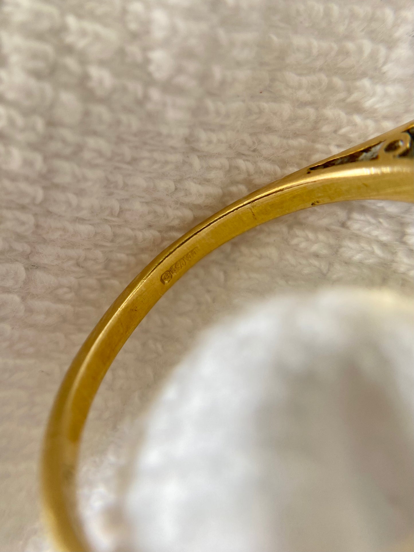 Preloved 18ct Gold Sapphire Solitaire Ring