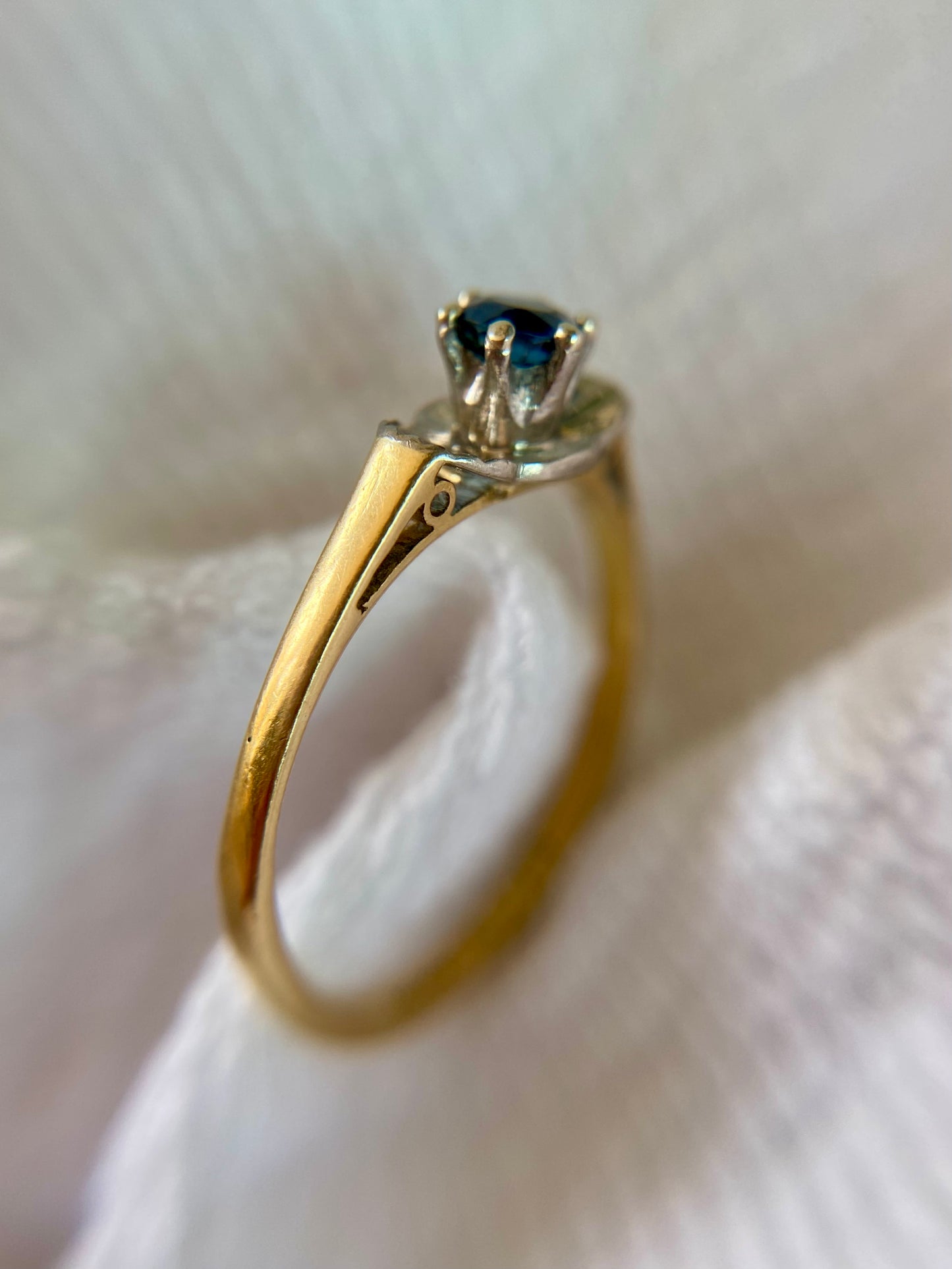 Preloved 18ct Gold Sapphire Solitaire Ring