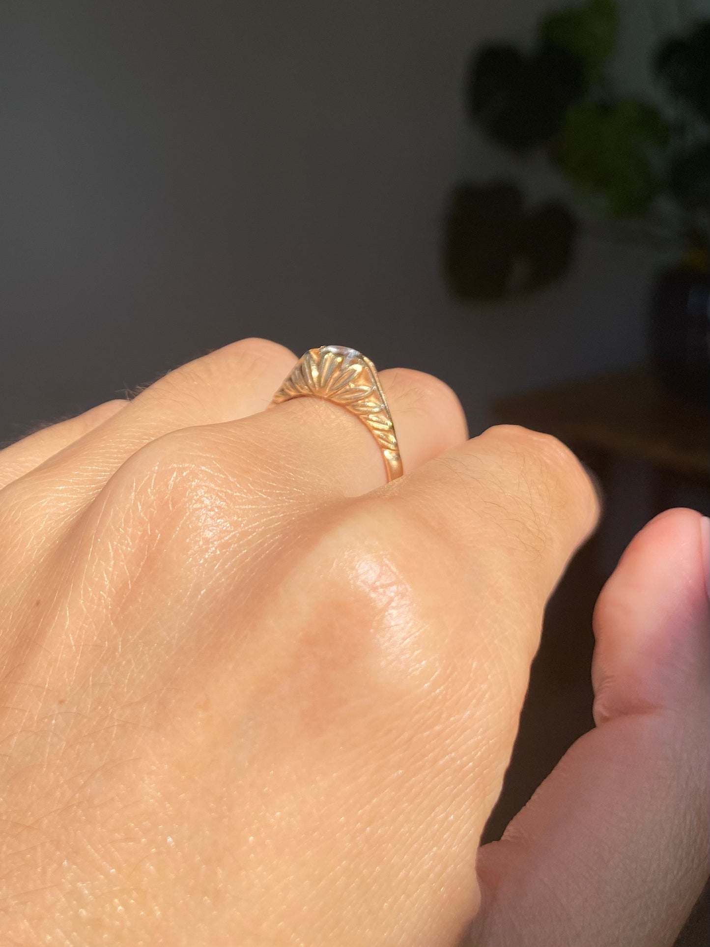 Vintage 9ct Gold Leafy Solitaire Ring