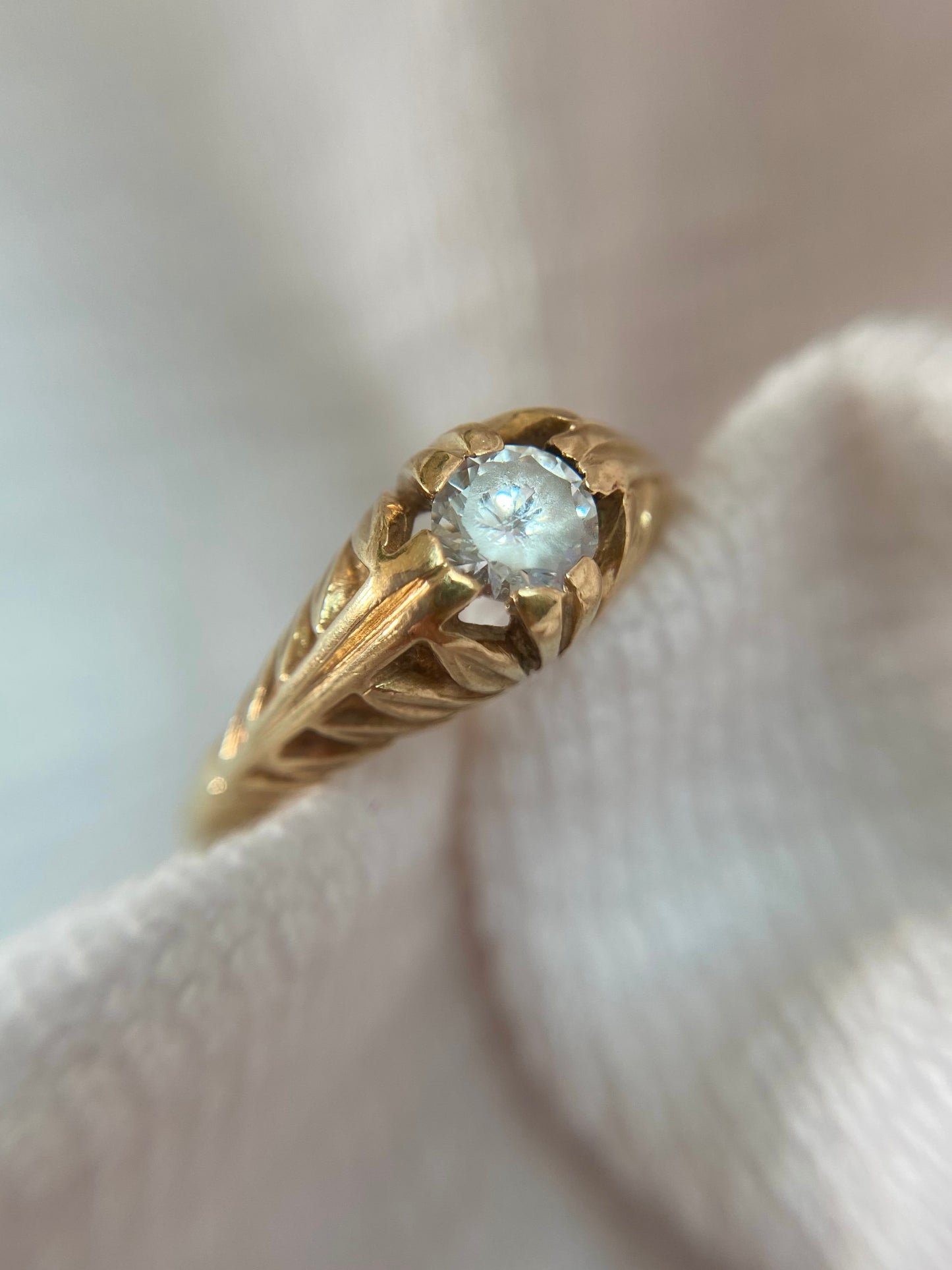 Vintage 9ct Gold Leafy Solitaire Ring