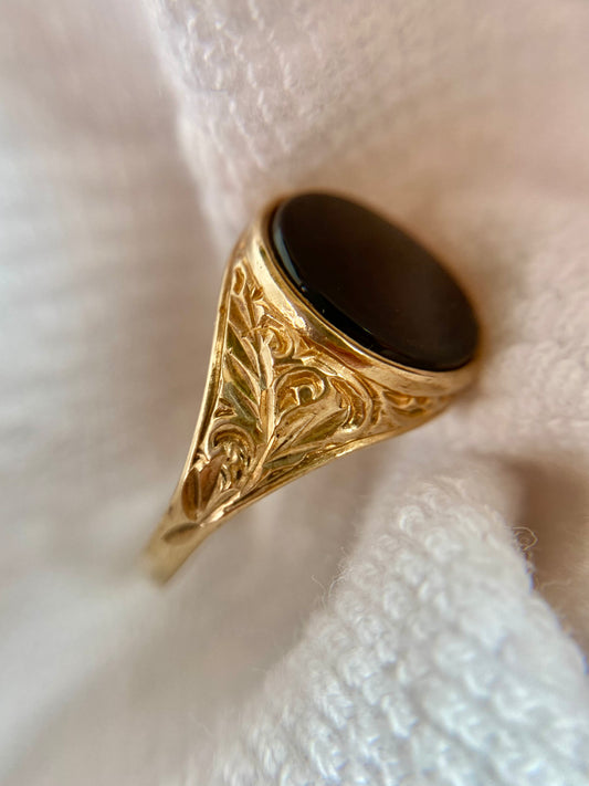 Vintage 9ct Gold Ornate Onyx Ring