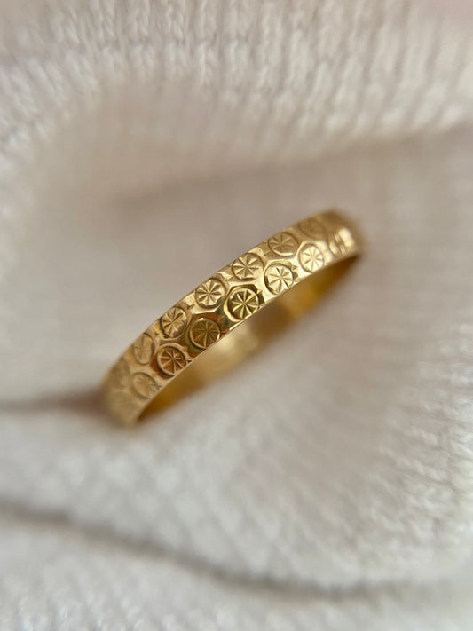 Vintage 9ct Gold Thin Starry Band