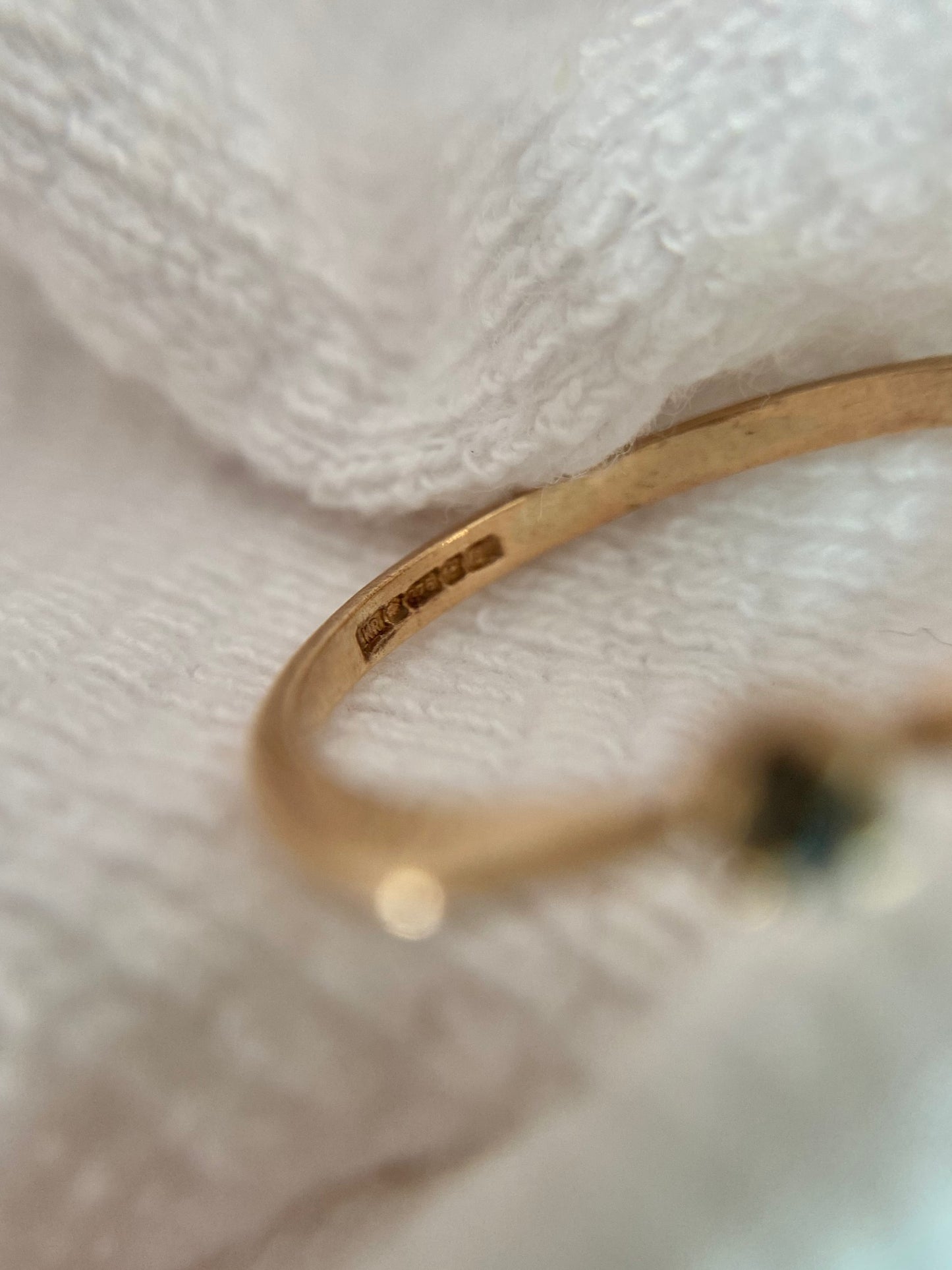 Vintage 9ct Gold Dainty Sapphire Ring