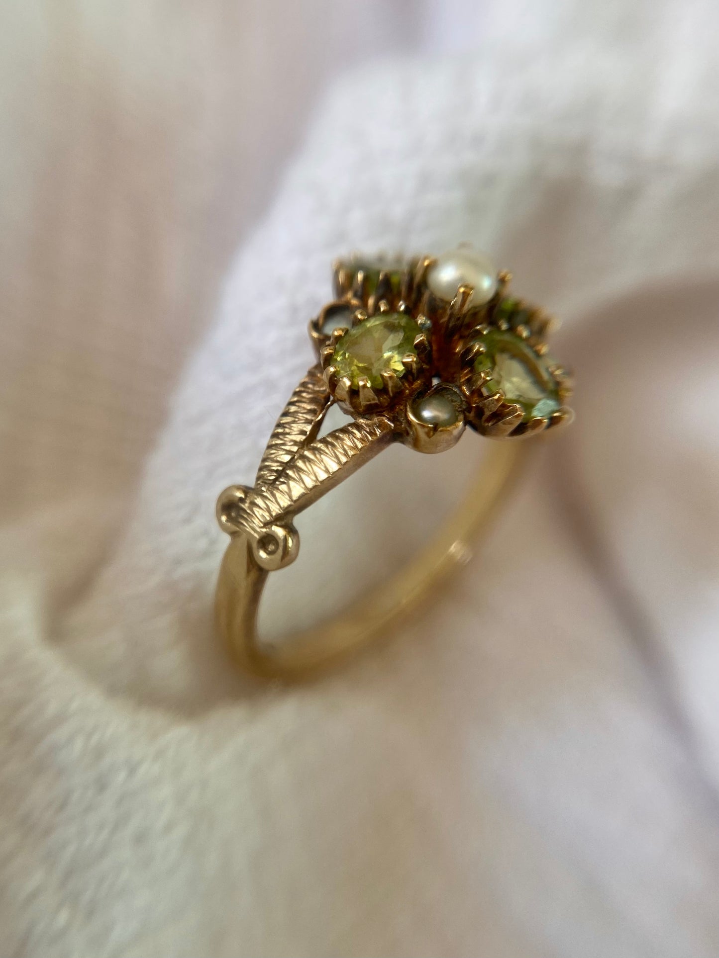 Vintage 9ct Gold Peridot & Pearl Ring