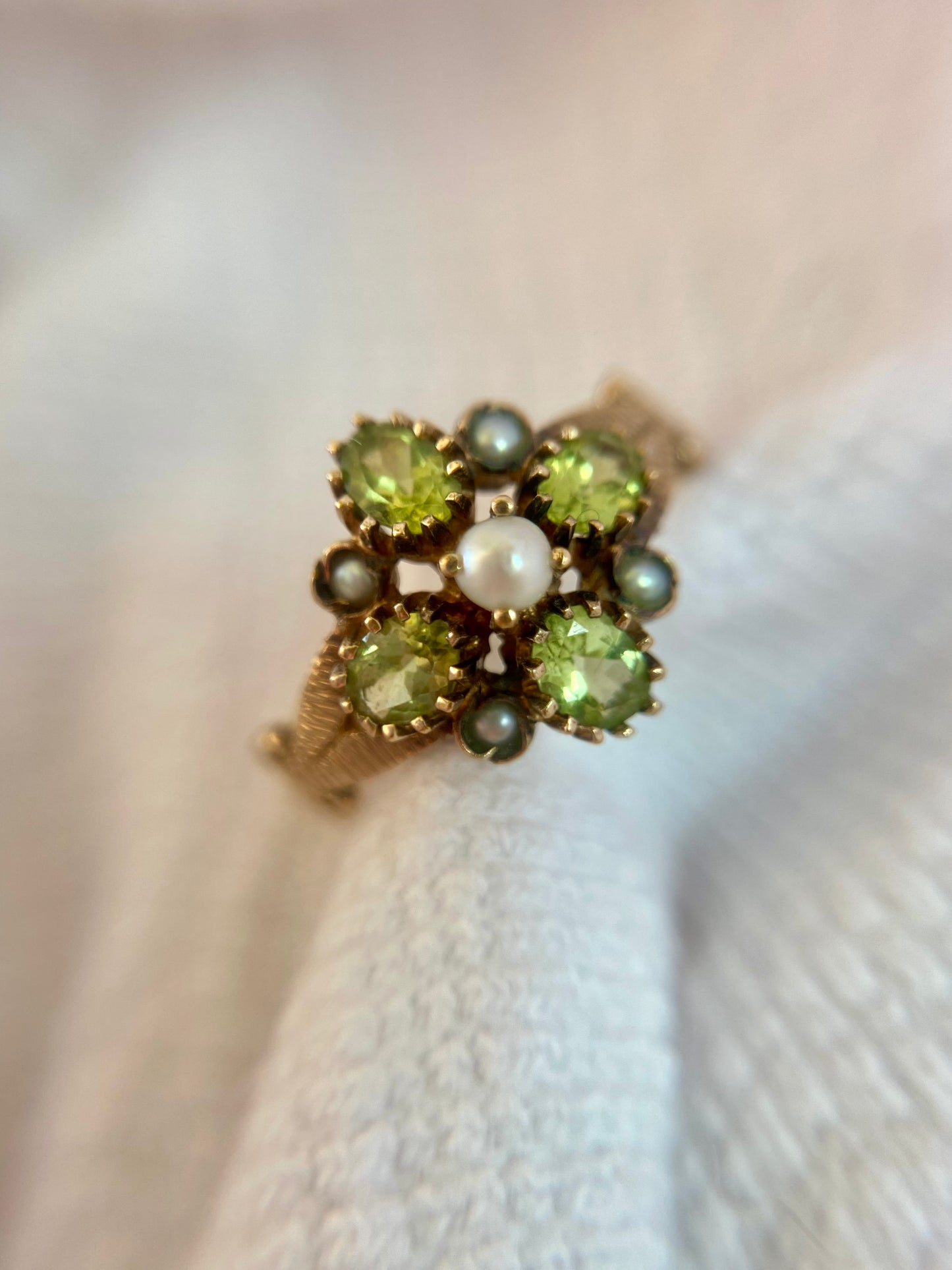 Vintage 9ct Gold Peridot & Pearl Ring