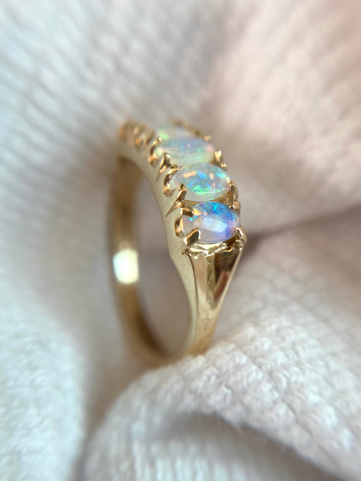 Preloved 9ct Gold 5 Opal Ring