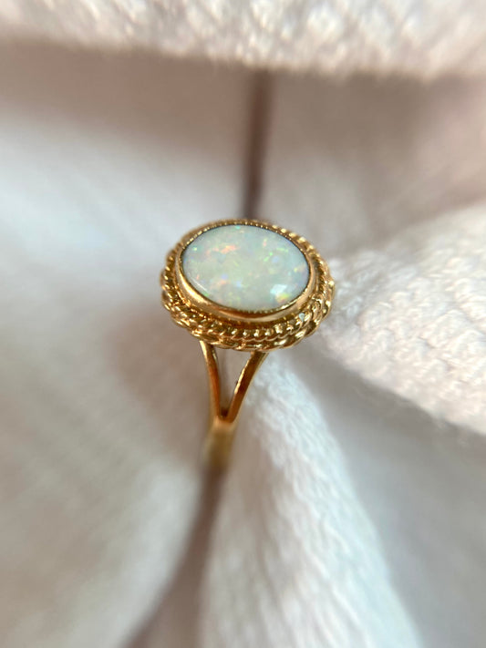 Vintage 9ct Gold Opal Solitaire Ring