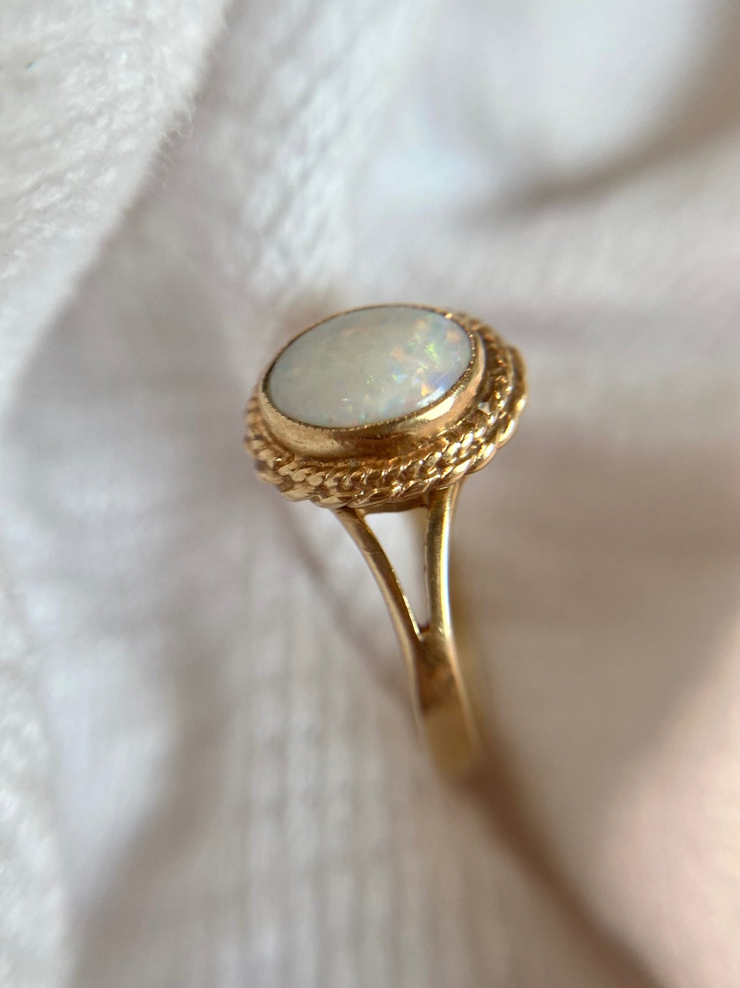 Vintage 9ct Gold Opal Solitaire Ring