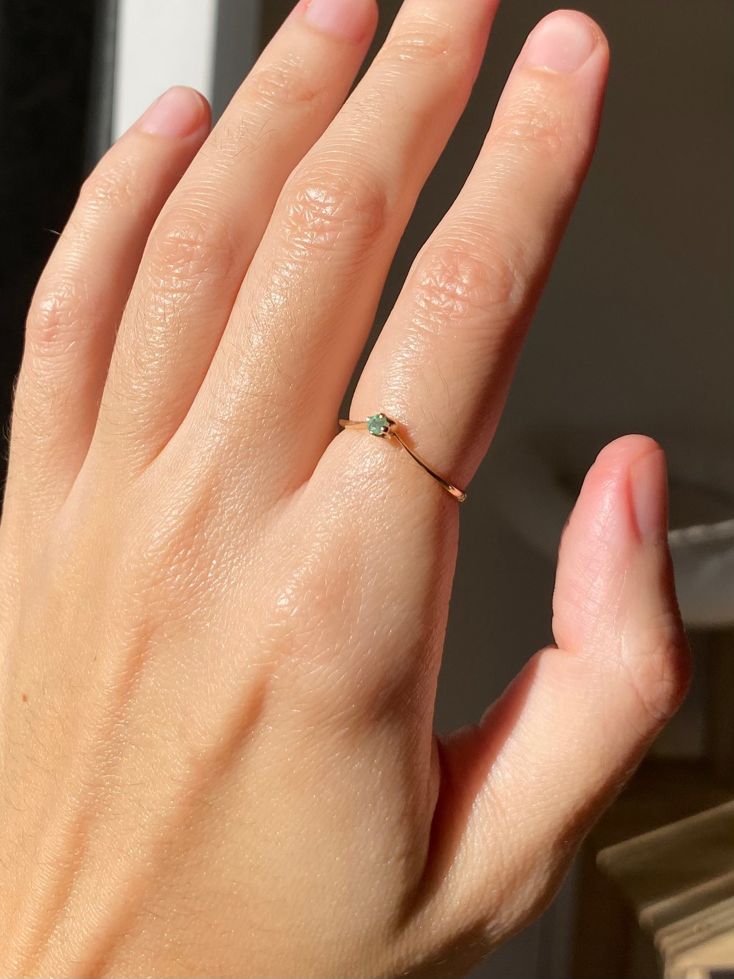 🌟 Preloved 9ct Gold Emerald Wishbone Ring