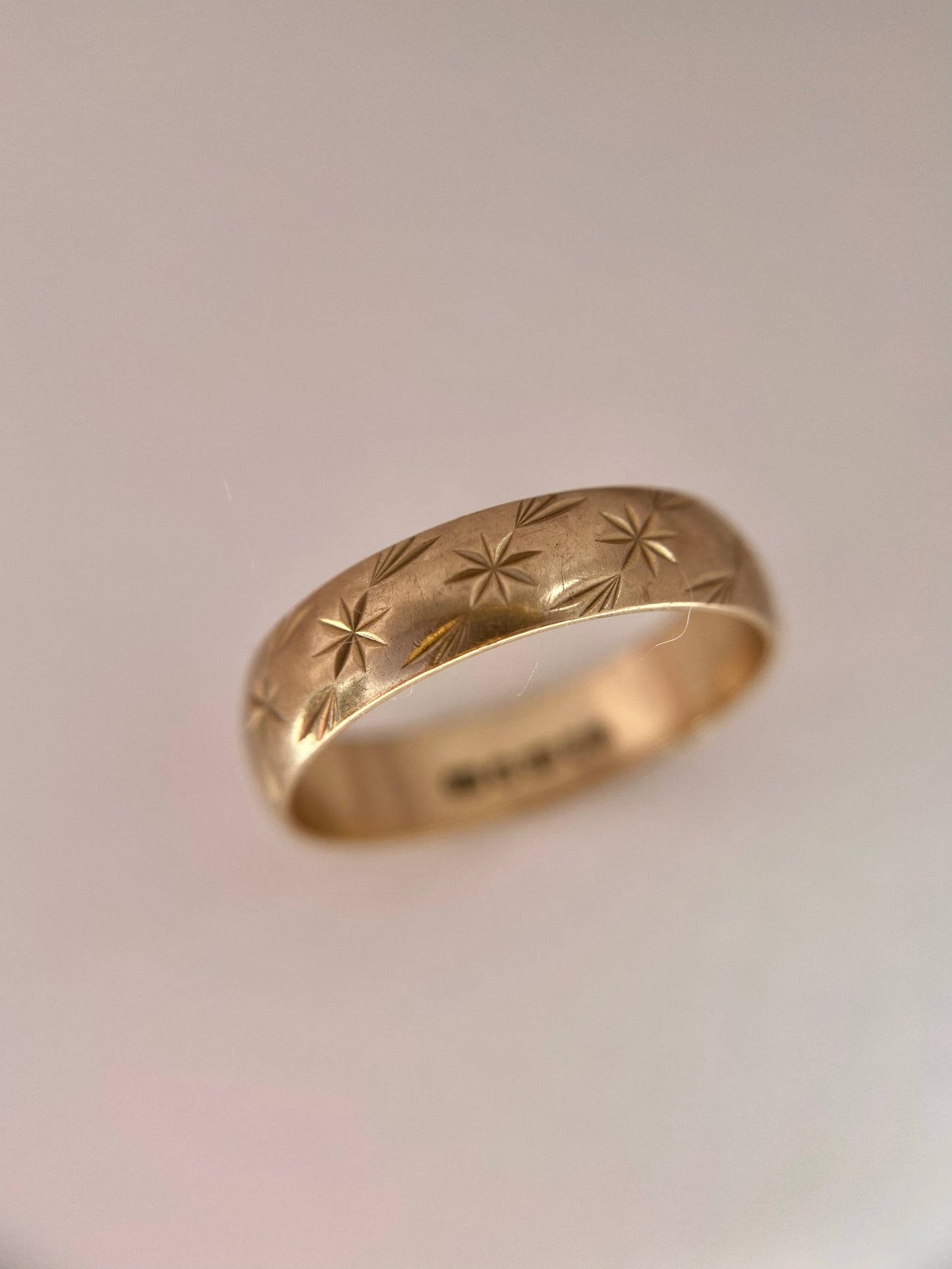 🌟 Vintage 9ct Gold Starry Band