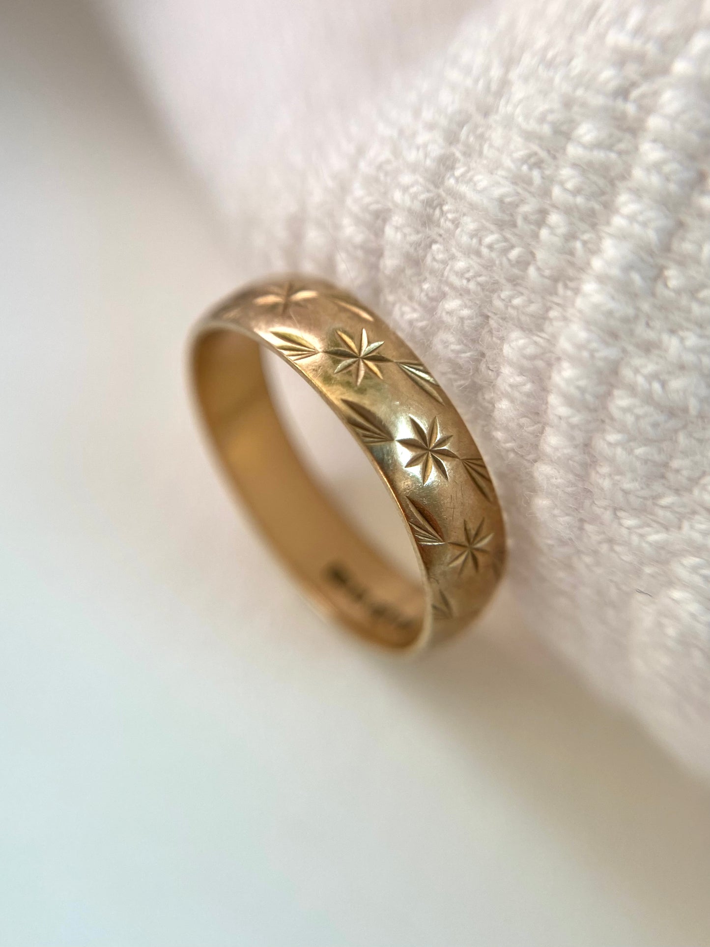 🌟 Vintage 9ct Gold Starry Band