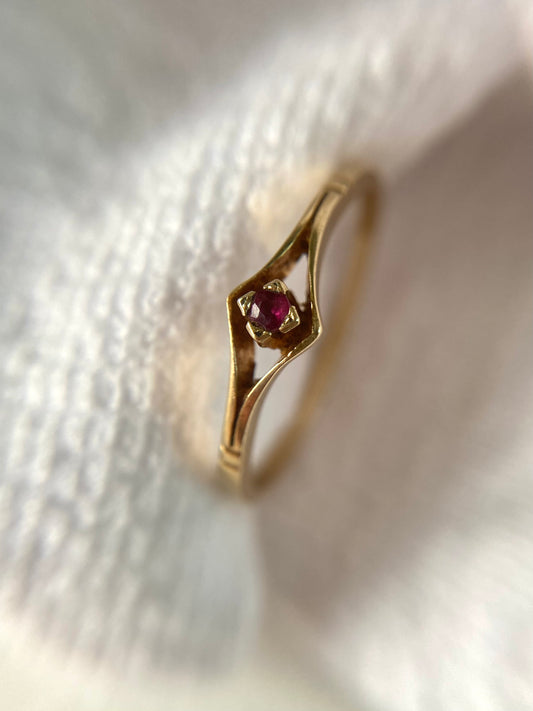🌟 Vintage 9ct Gold Dainty Ruby Solitaire Ring