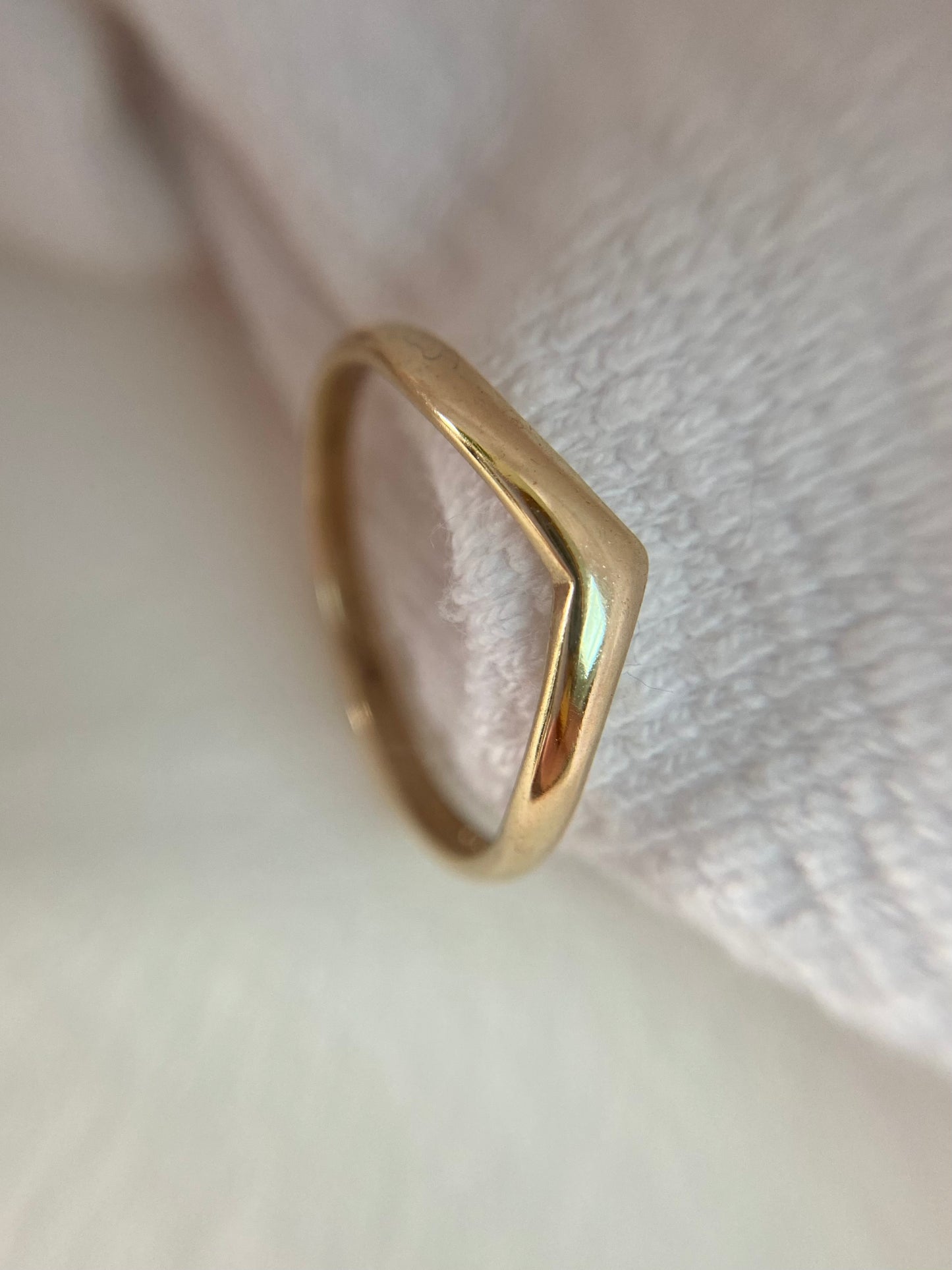 🌟 Preloved 9ct Gold Plain Wishbone Ring