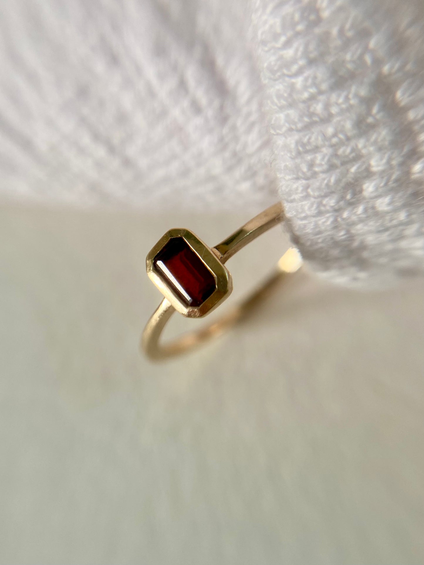 🌟 Vintage 9ct Gold Garnet Solitaire Ring