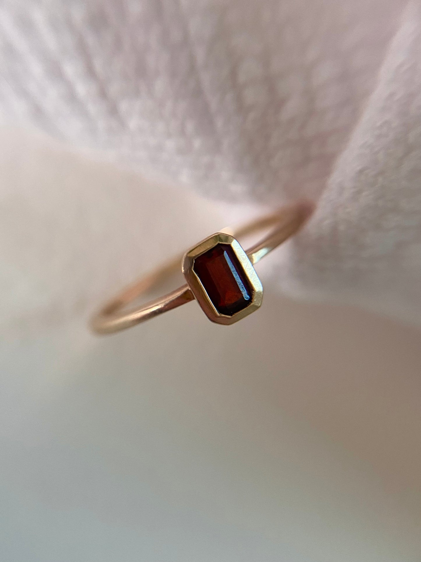 🌟 Vintage 9ct Gold Garnet Solitaire Ring
