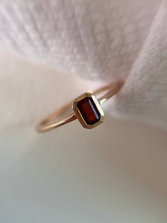 🌟 Vintage 9ct Gold Garnet Solitaire Ring