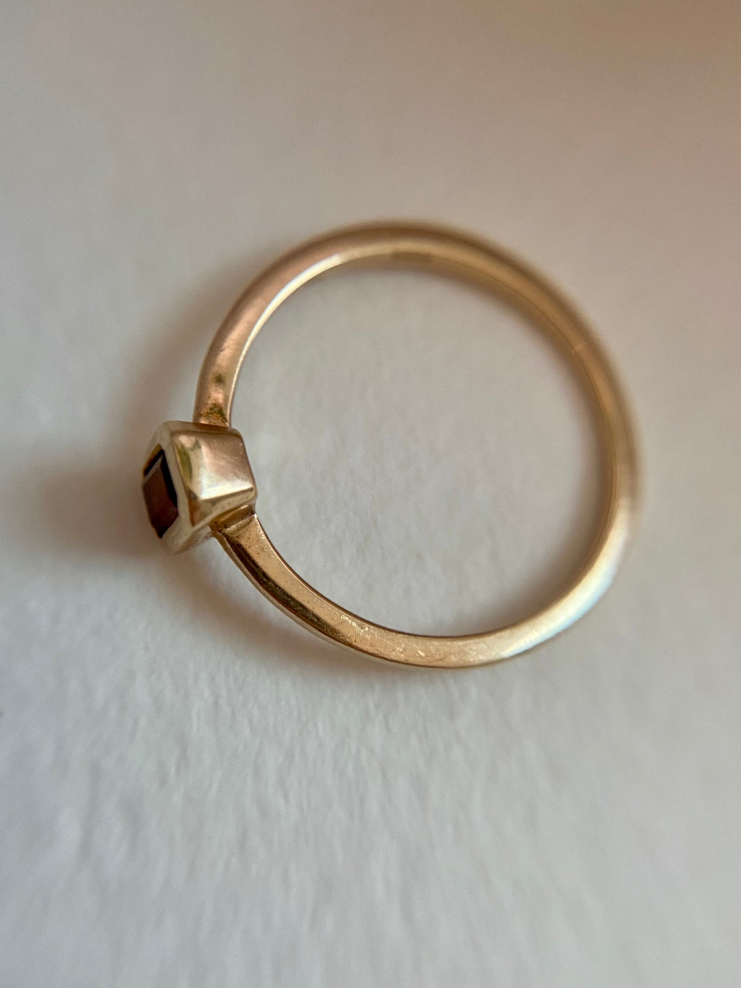 🌟 Vintage 9ct Gold Garnet Solitaire Ring