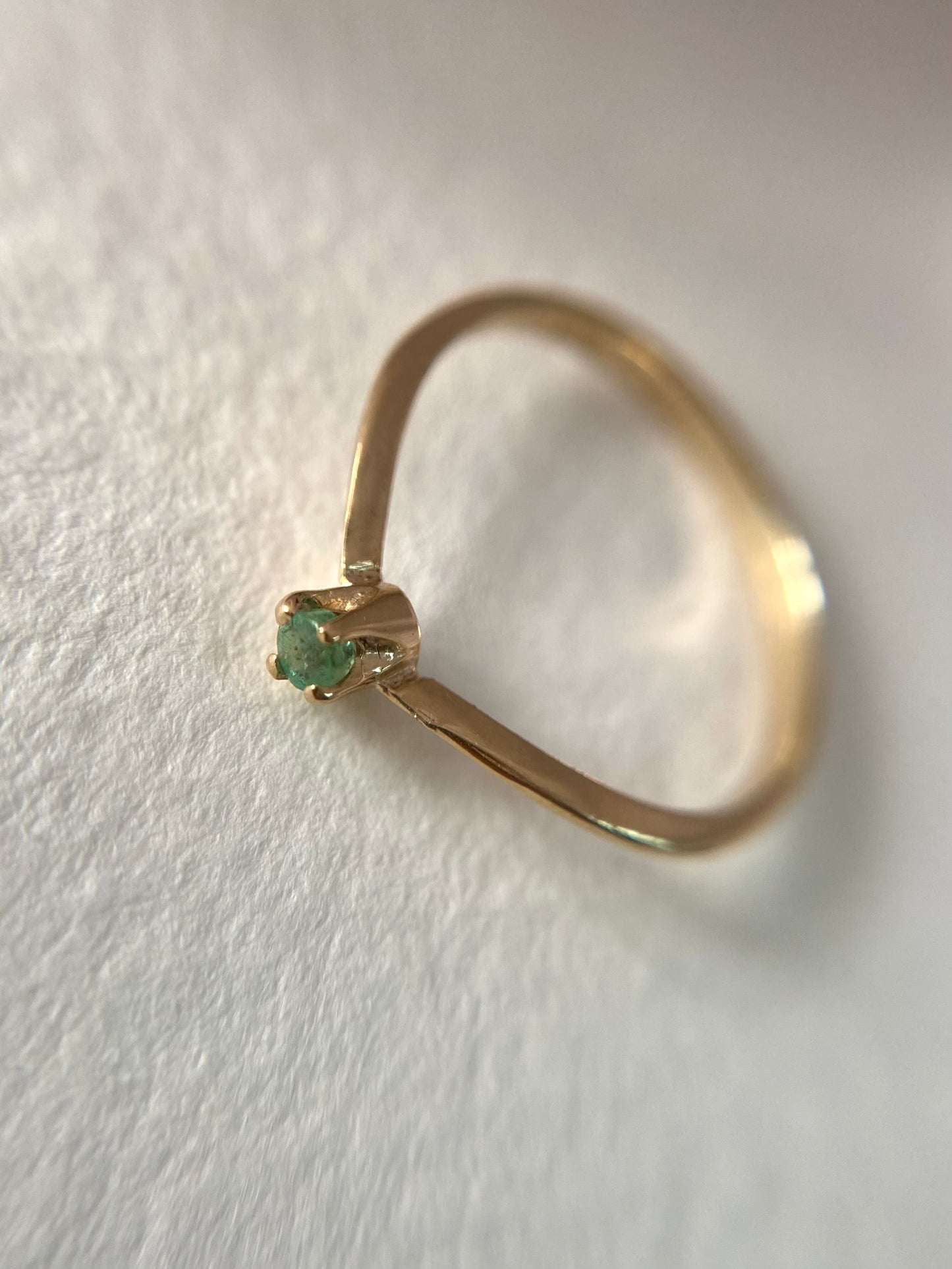 🌟 Preloved 9ct Gold Emerald Wishbone Ring