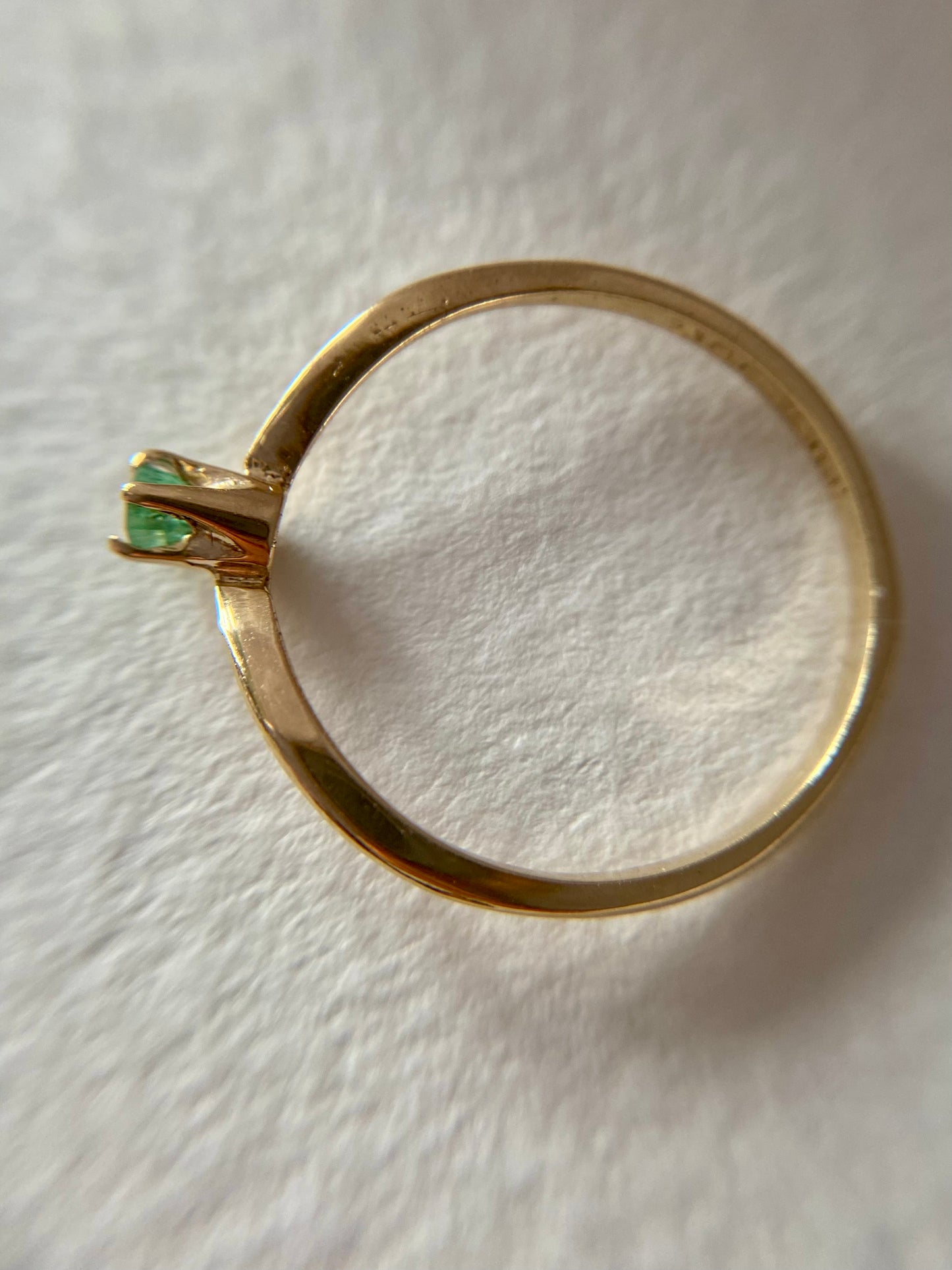 🌟 Preloved 9ct Gold Emerald Wishbone Ring