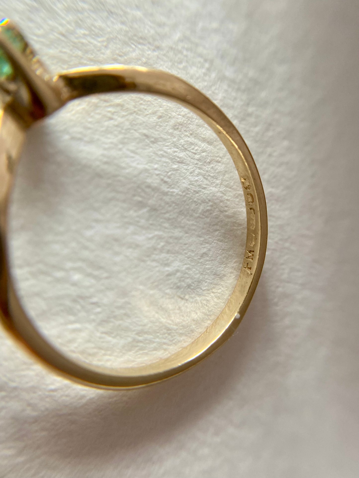 🌟 Preloved 9ct Gold Emerald Wishbone Ring