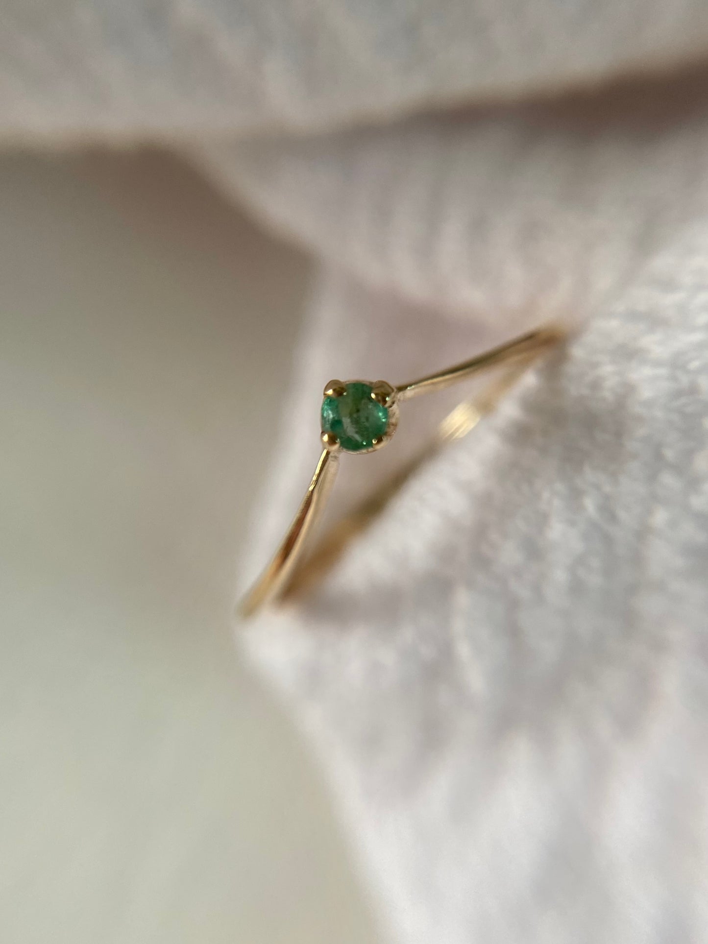 🌟 Preloved 9ct Gold Emerald Wishbone Ring