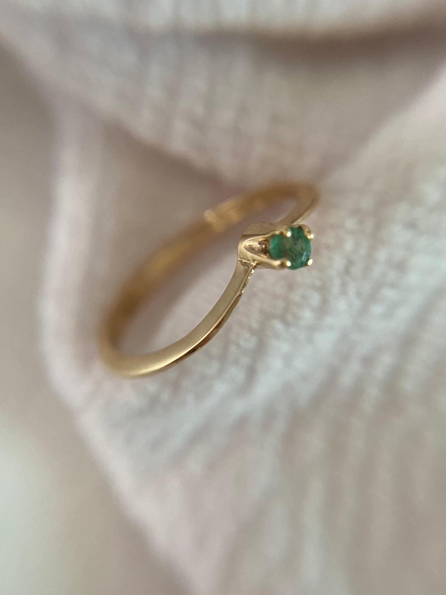 🌟 Preloved 9ct Gold Emerald Wishbone Ring