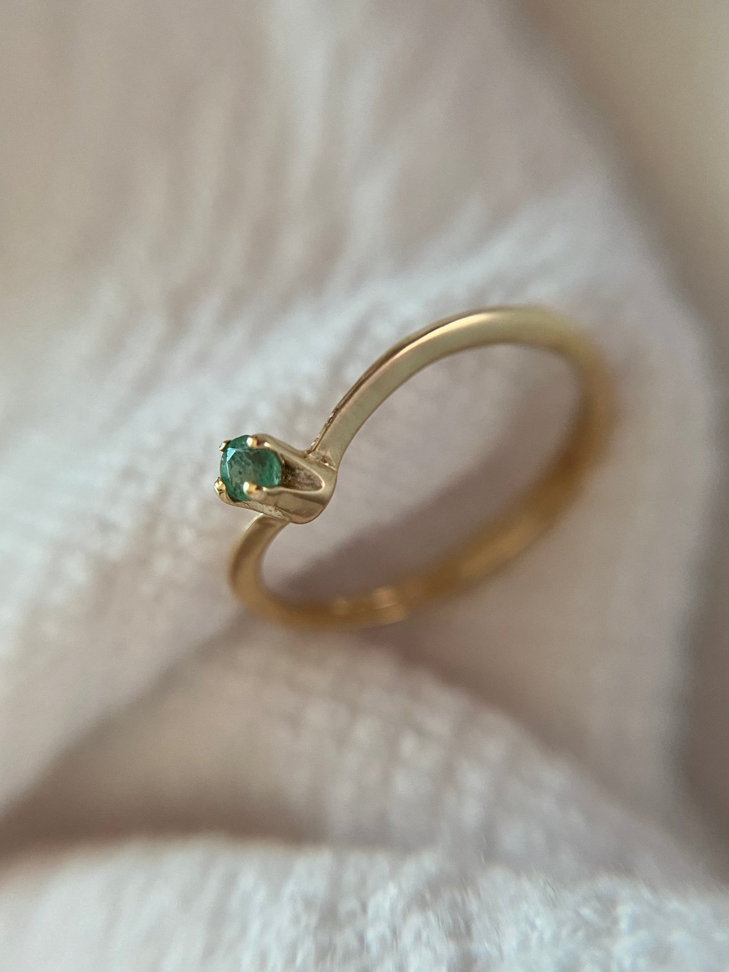 🌟 Preloved 9ct Gold Emerald Wishbone Ring