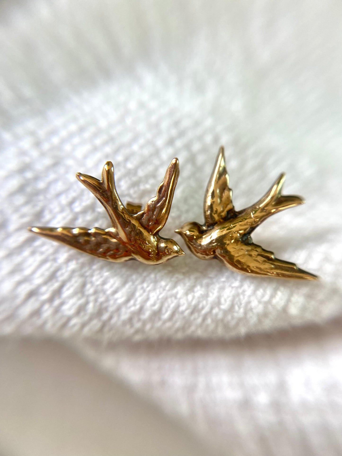 🌟 Vintage 9ct Gold Flying Bird Studs