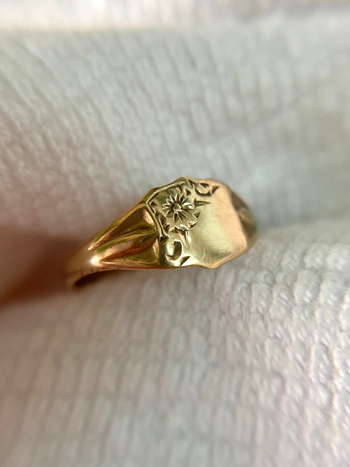 🌟 Vintage 9ct Gold Flower Shield Pinky Ring