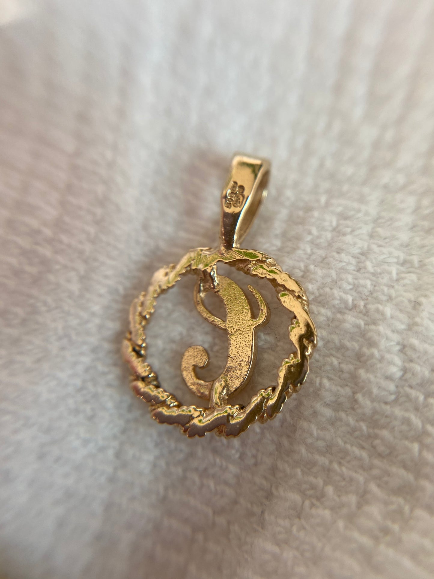 🌟 Preloved 9ct Gold Letter "C" Pendant