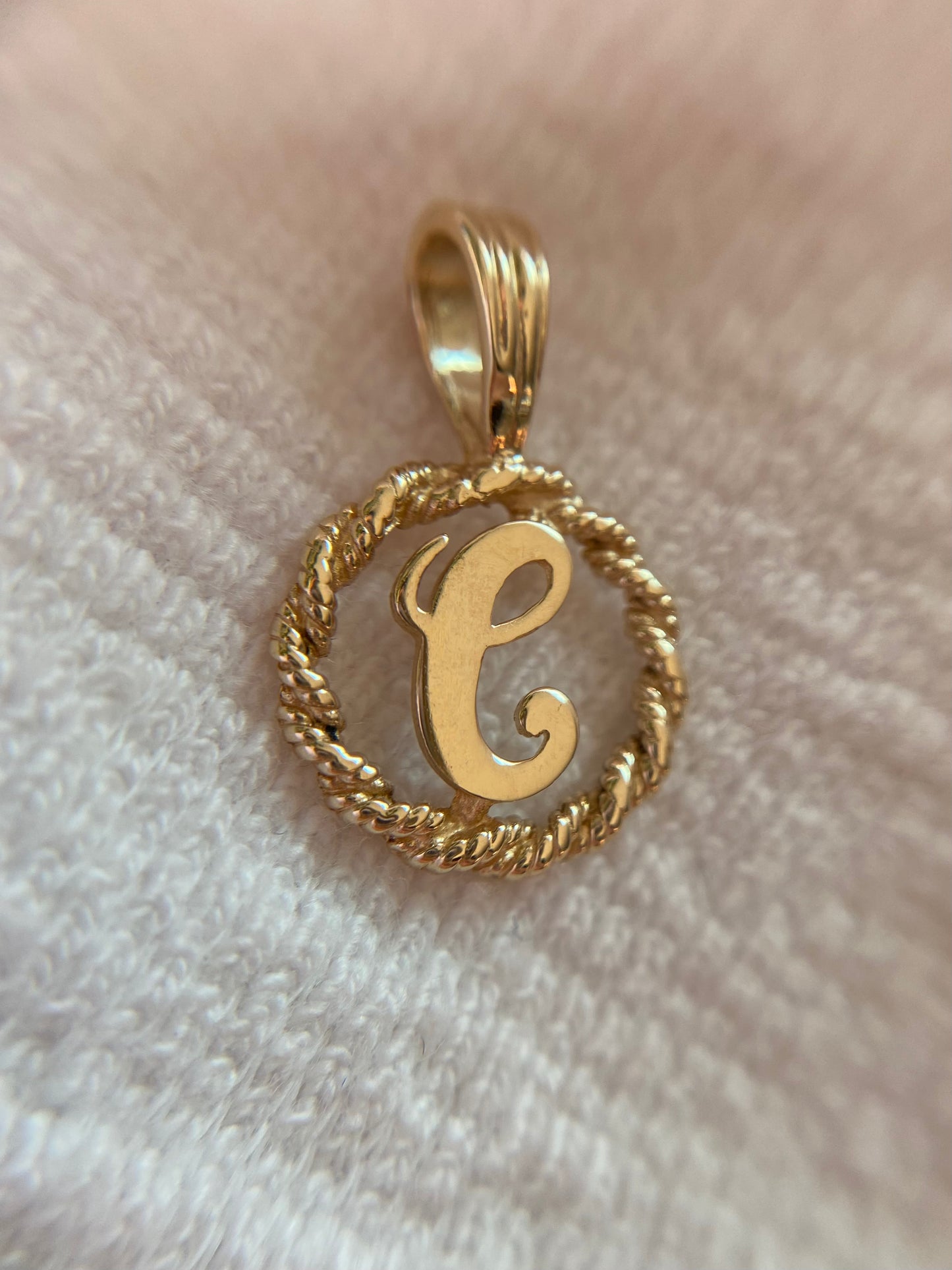 🌟 Preloved 9ct Gold Letter "C" Pendant