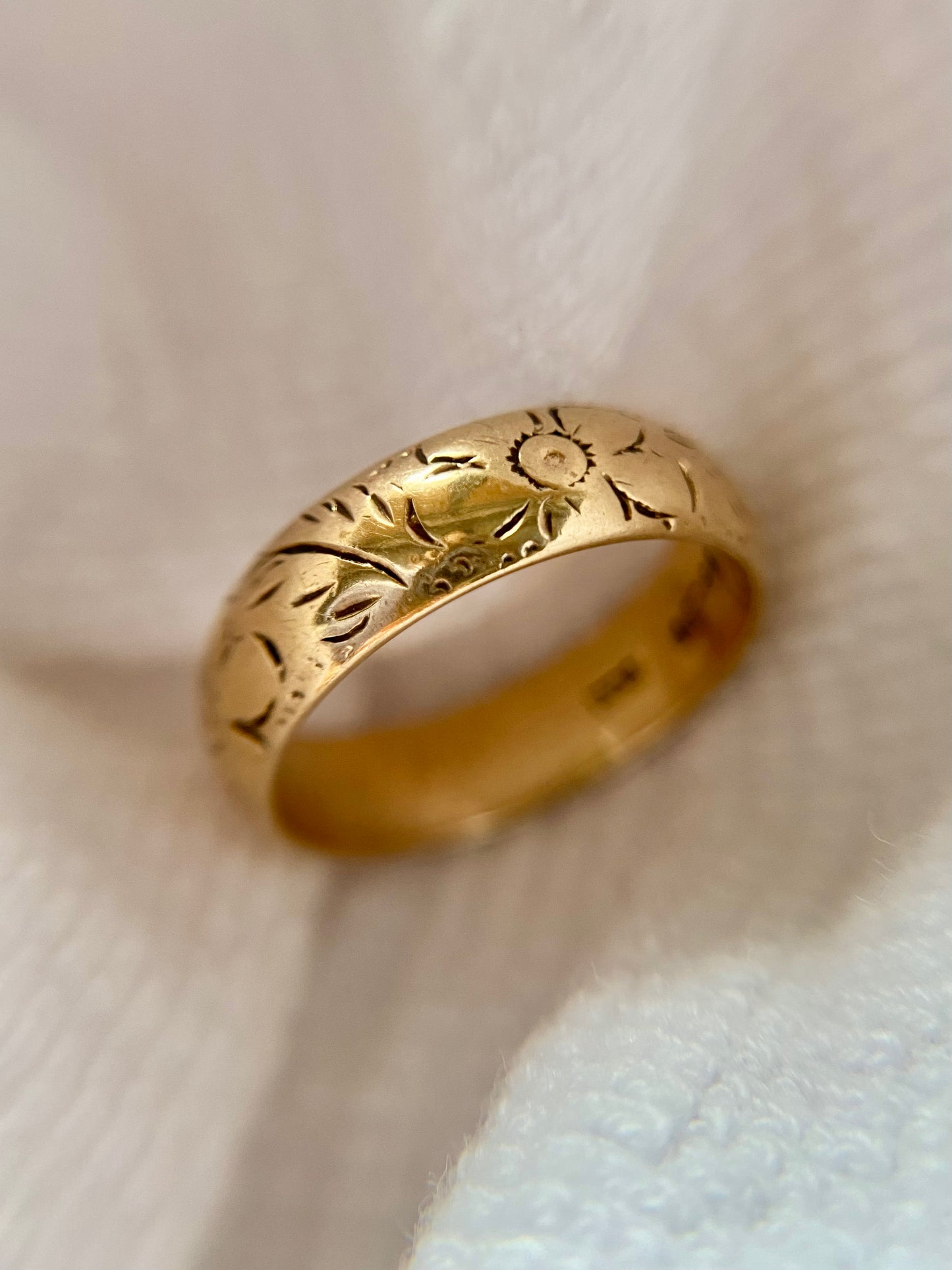 Vintage 9ct Gold Floral Band