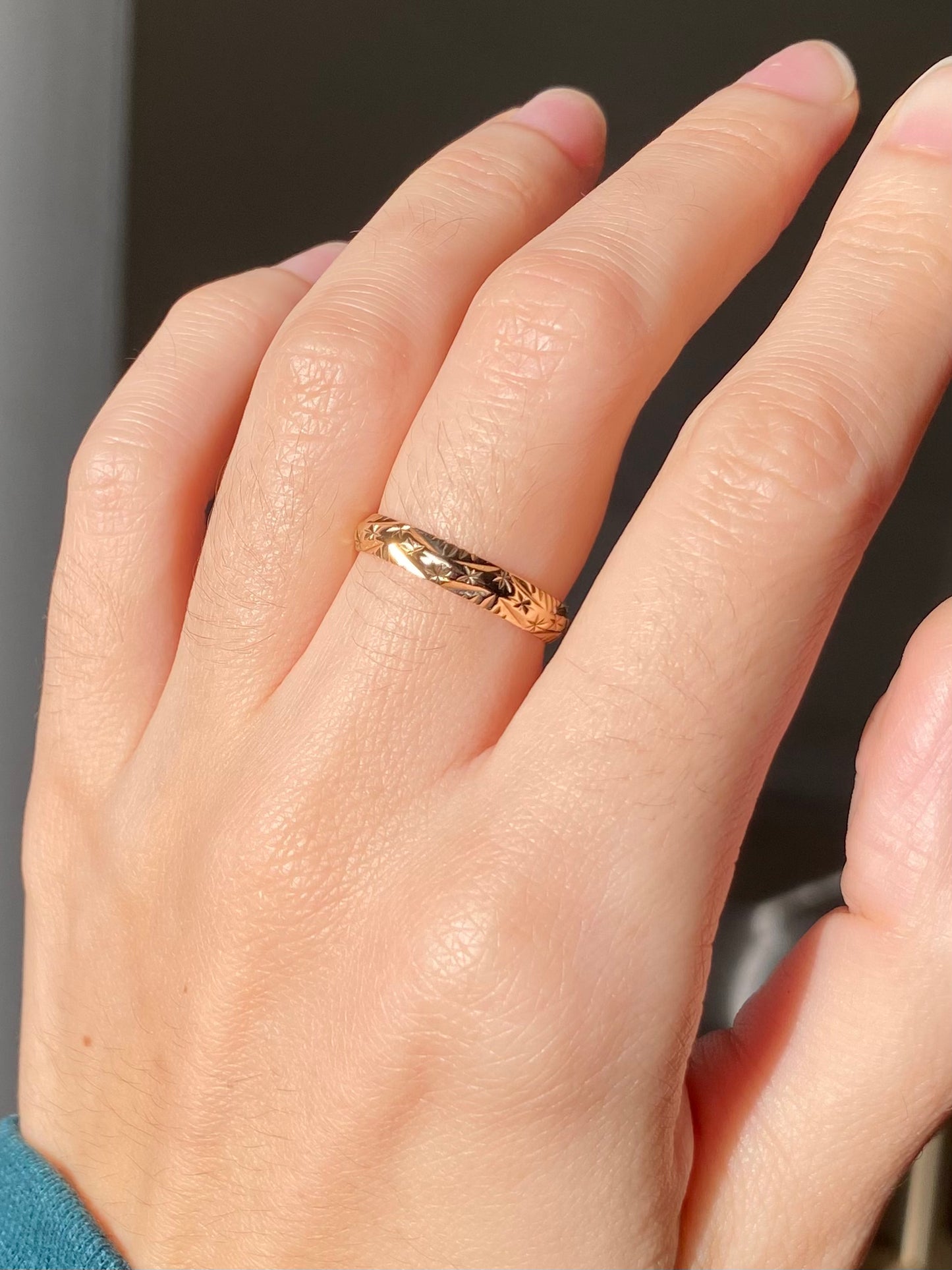 Vintage 9ct Gold Starry Band