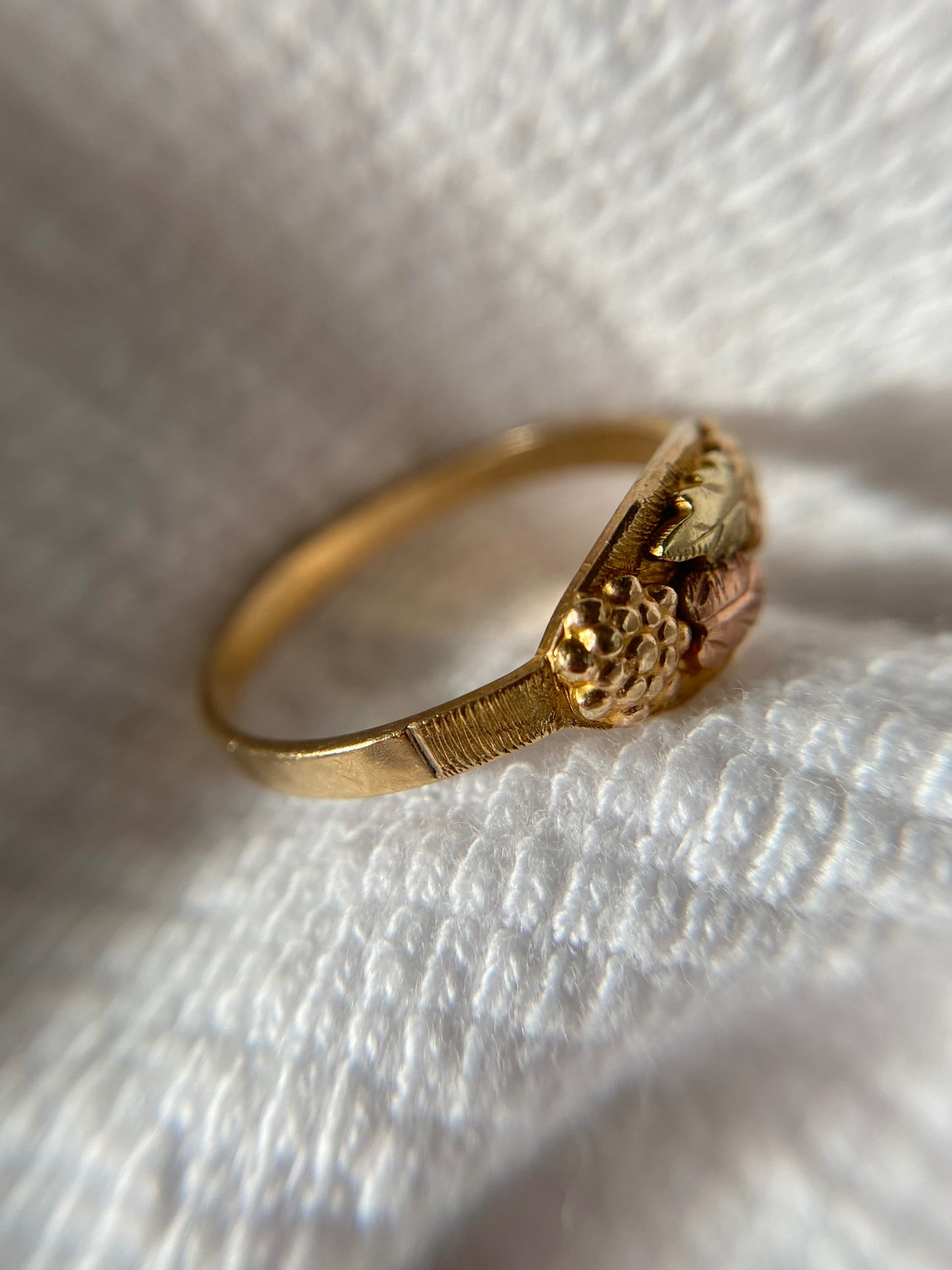 Preloved 10k Black Hills Gold Ring