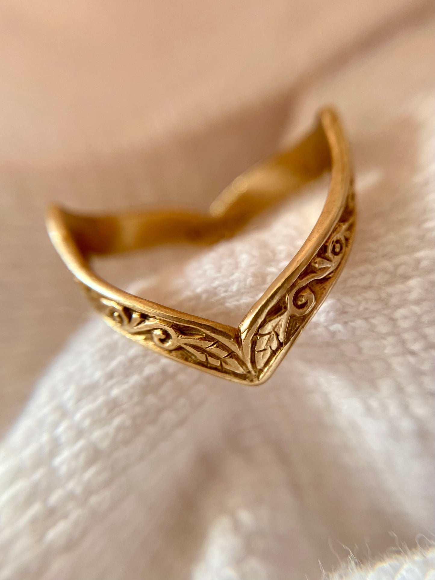 Vintage 9ct Gold Patterned Double Wishbone Ring